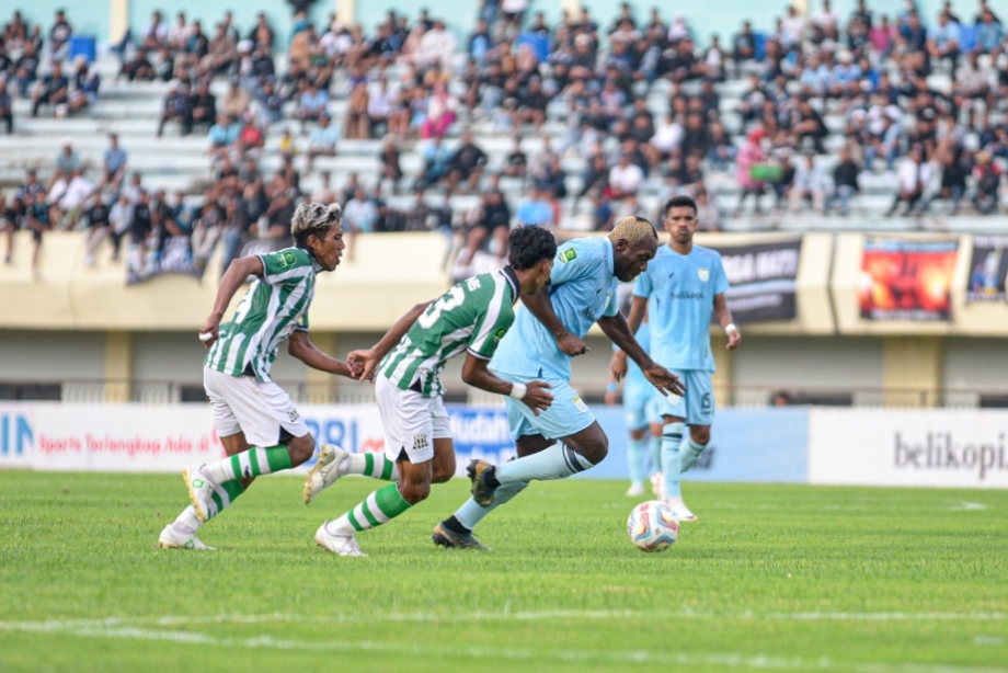 KONTRIBUSI MINIMAL : Striker Naturalisasi Persela, Herman Dzumafo, Gagal Cetak Gol ke Gawang Deltras FC (Persela FC for Jawa Pos Radar Lamongan)