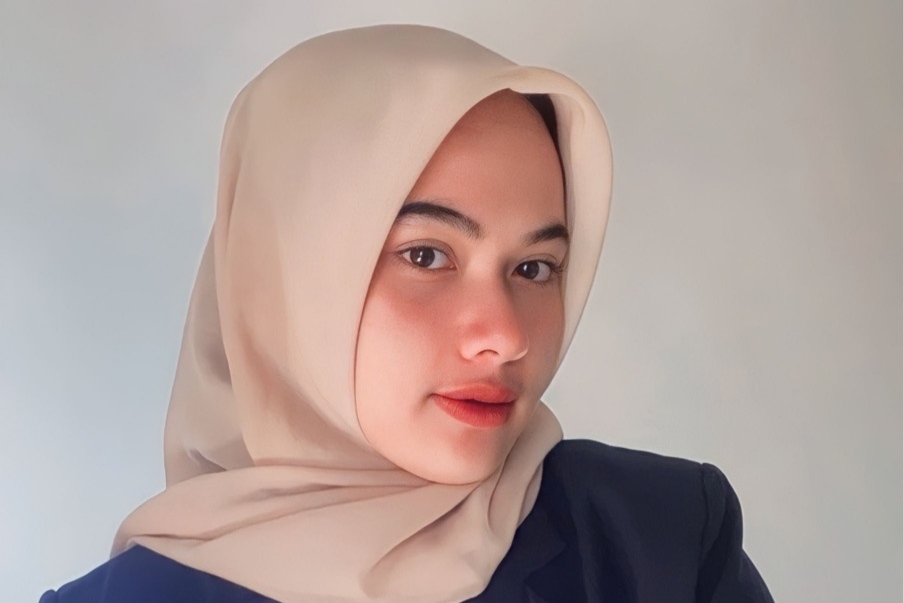 PUITIS : Menulis puisi menjadi sarana bagi Dian Nur Cahyani untuk menghibur dan mengekspresikan diri (Istimewa / Radar Lamongan)
