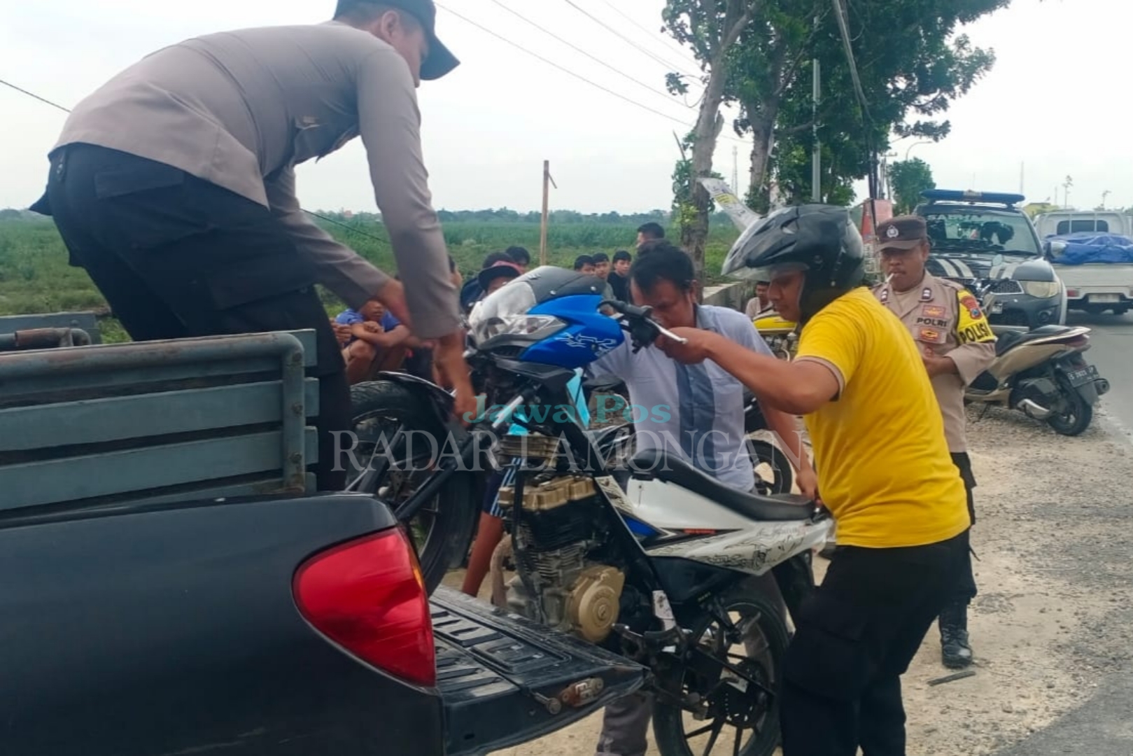 DIANGKUT : Petugas mengamankan motor yang hendak digunakan balap liar di jalan Sukodadi - Sumberwudi Karanggeneng, Selasa (23/1) (Ist. / Radar Lamongan)