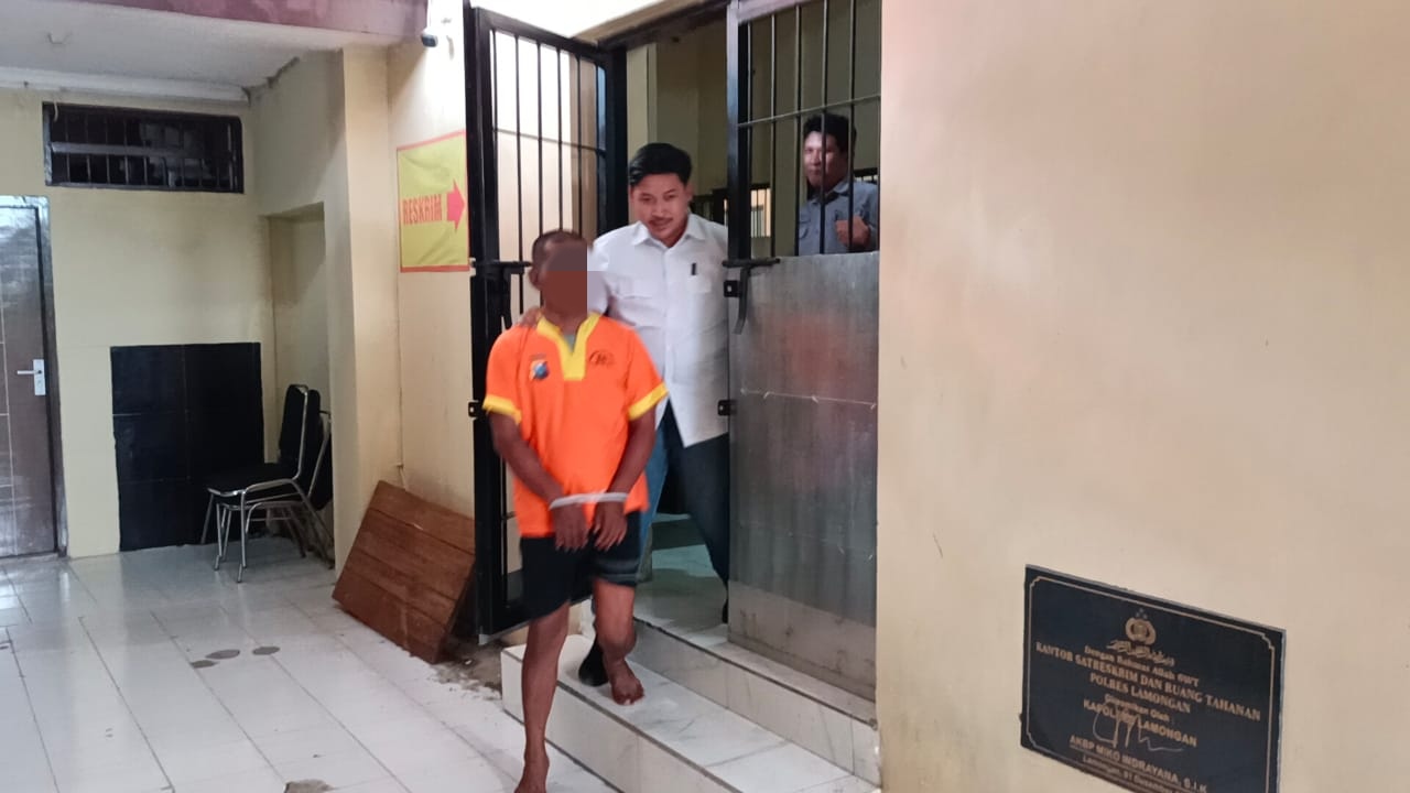 DIBEKUK : SI, 49, Pria yang juga menjabat sebagai Kepala Dusun di Kecamatan Glagah ini diamankan Petugas Polres Lamongan, Karena Diduga Melakukan Pencabulan Kepada Remaja Sesama Jenis (Ist. / Rdr Lmg)