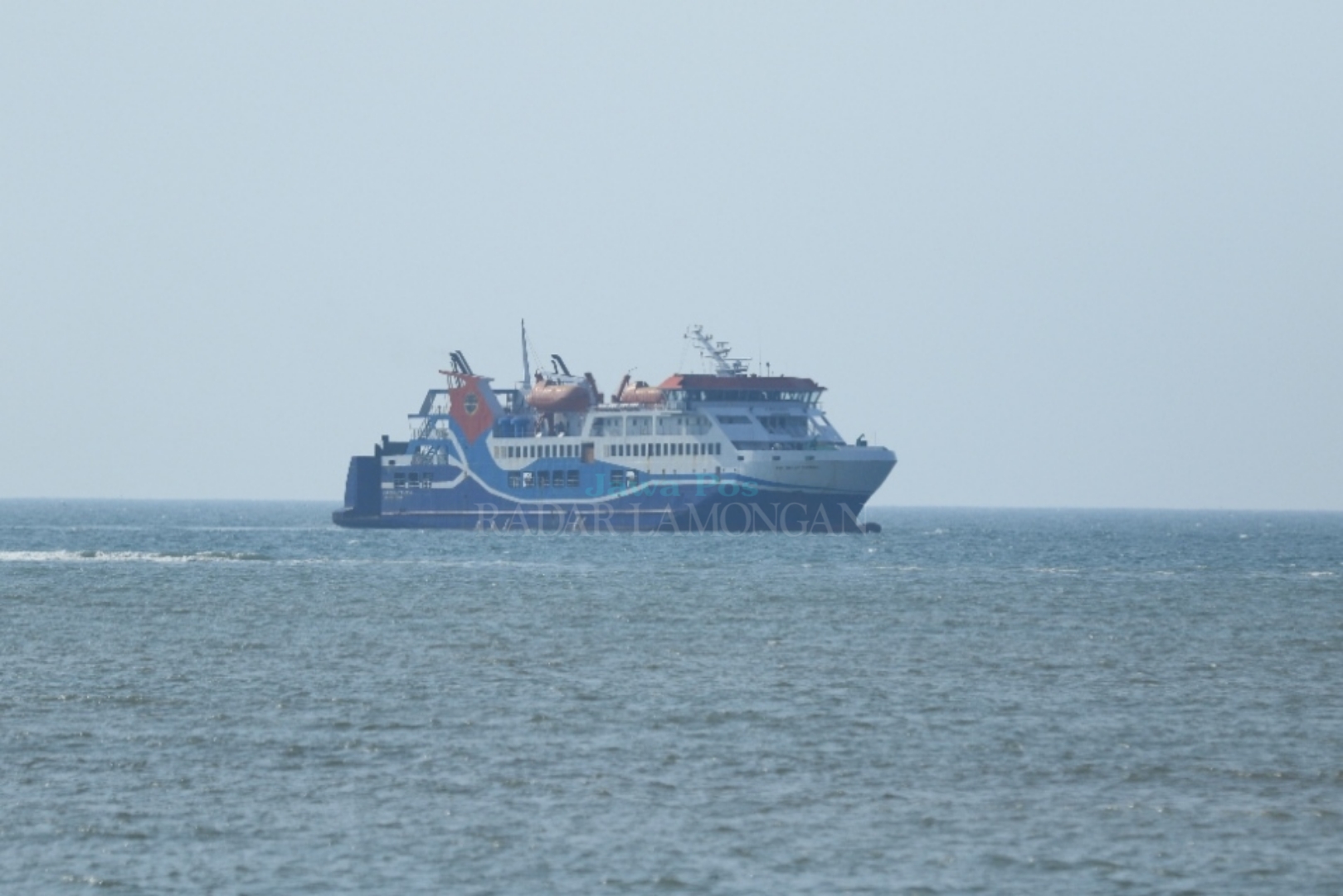 LINTAS PROVINSI: KMP Drajat rute Paciran, Lamongan &mdash; Pelabuhan Pulang Pisau, Kalimantan Tengah masih beroperasi seminggu sekali.  (Anjar. / Radar Lamongan)