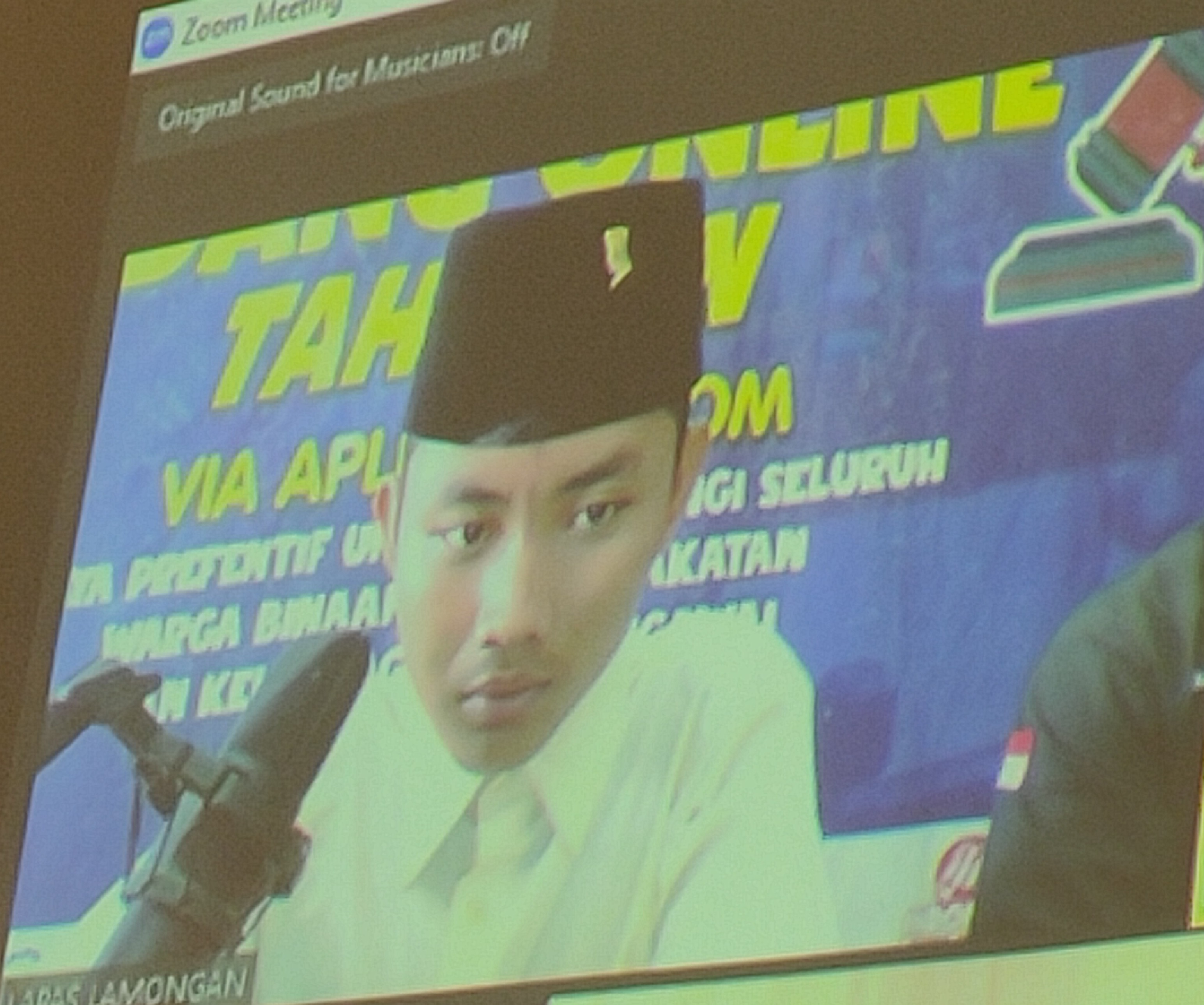 MENERIMA : Fitroh Syawalludin, 21, terdakwa pemukulan anak di bawah umur divonis  bulan penjara. (IST. / Radar Lamongan)