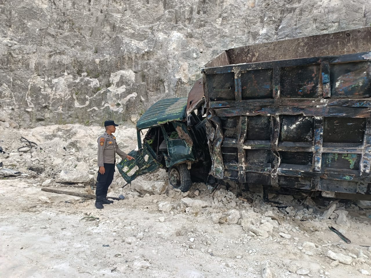 TAK ADA KORBAN JIWA: Truk yang mengalami rusak setelah terjun ke kedalaman 12 meter di Desa Banjarwati, Kecamatan Paciran. (IST/RDR.LMG)