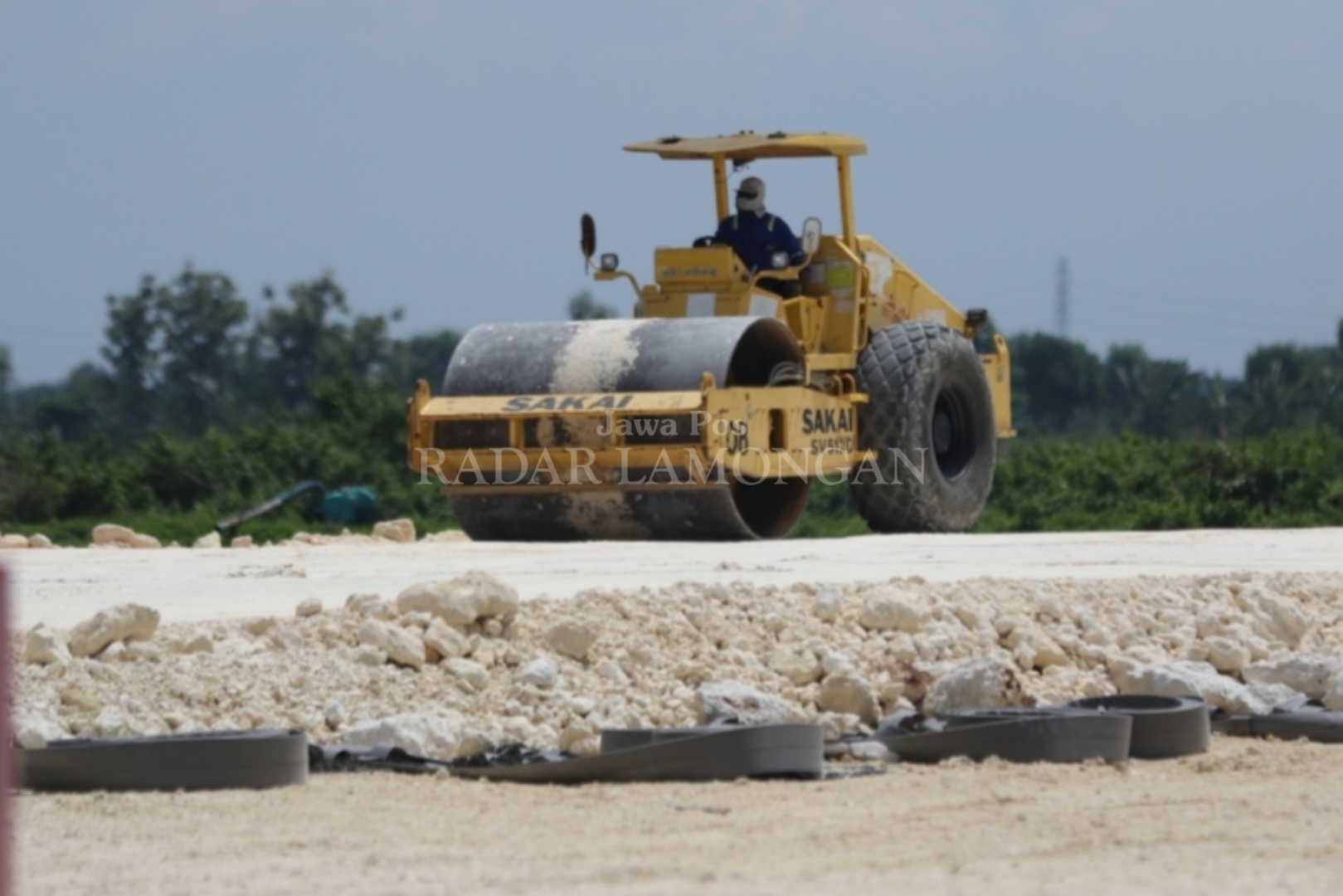 PERKUAT KONTRUKSI : Beberapa Alat Berat Berlalu lalang di sekitar proyek Jalan Lingkar Utara (JLU) (Anjar. / rlmg)
