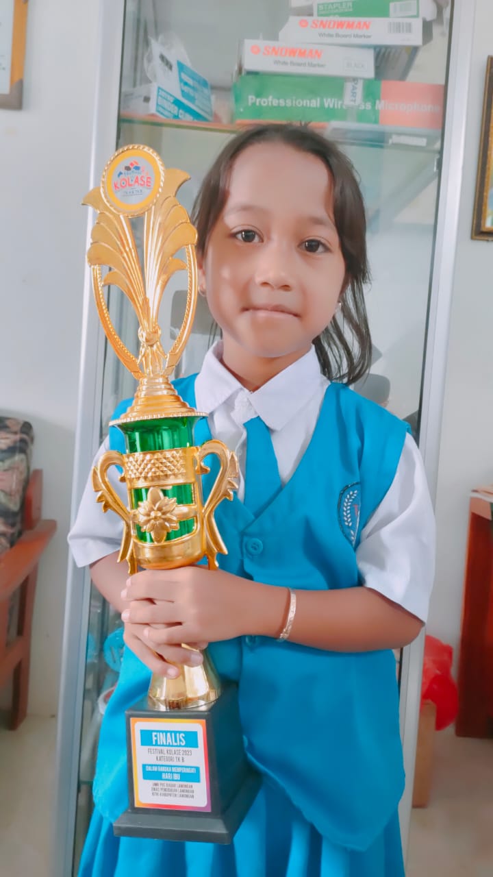 SUKA PECEL LELE: Arsanti Pramusita Putri membawa piala Festival Kolase 2023. (IST/RDR.LMG)