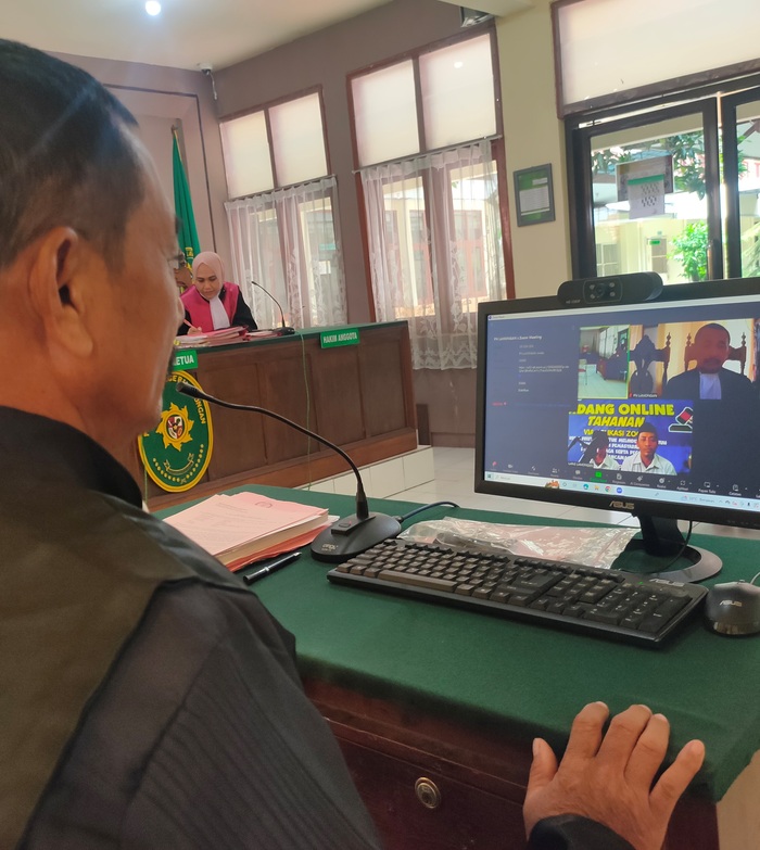 MELIHAT DARI LAYAR MONITOR: JPU Suprayitno dalam persidangan kasus sabu &mdash; sabu di PN Lamongan Selasa. (IST/RDR.LMG)