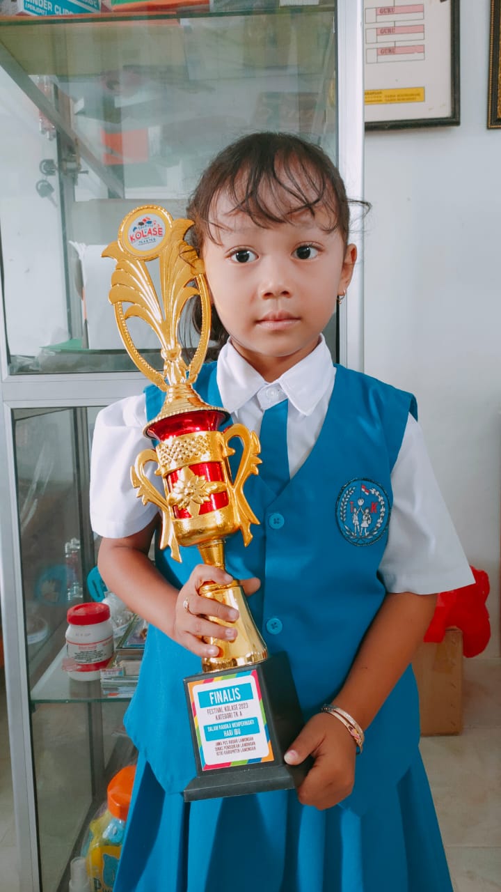 SUKA MAWAR: Clarissa Sauqia Ramadhani membawa piala finalis Festival Kolase 2023. (IST/RDR.LMG)