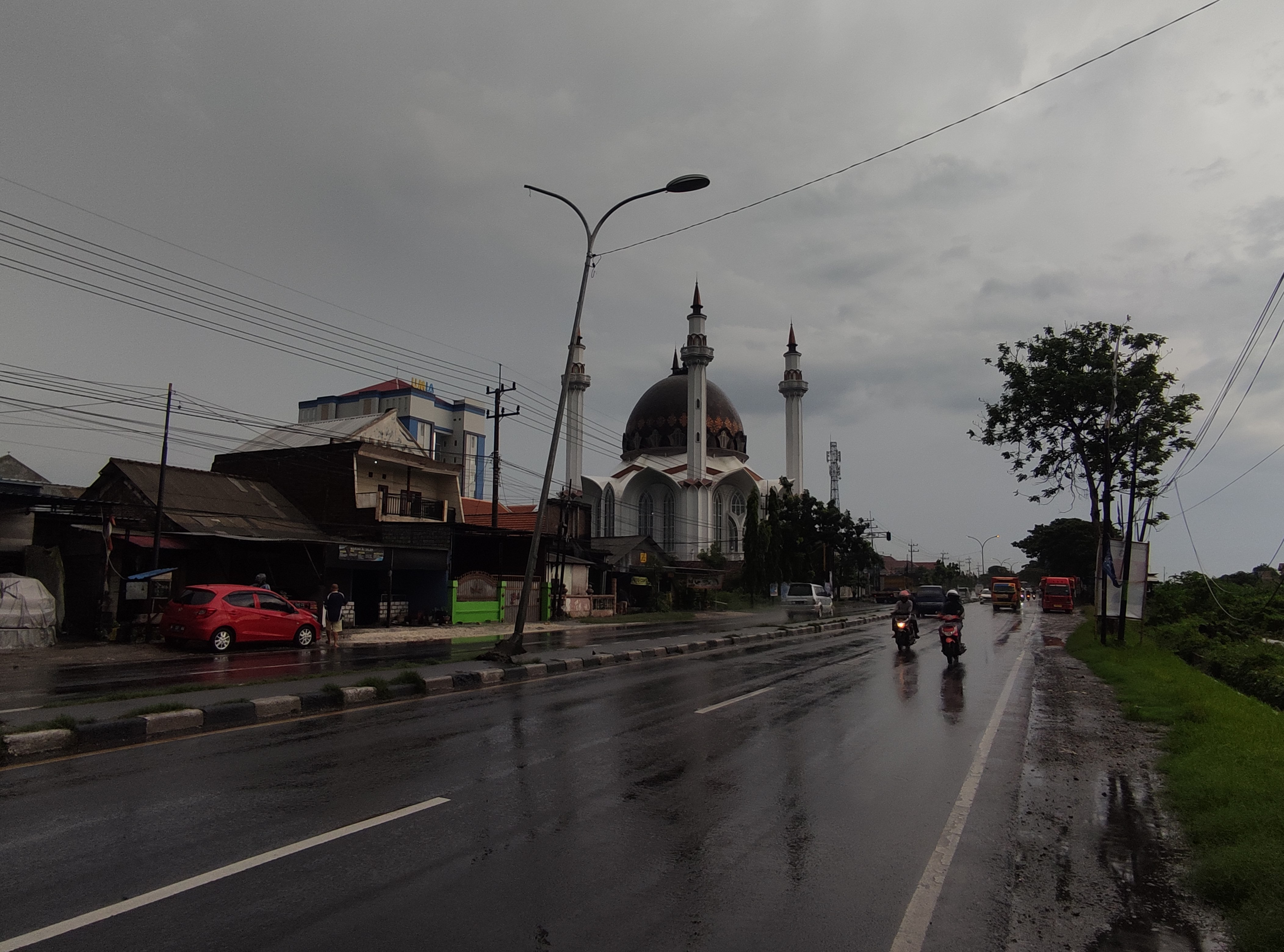 SEBAGIAN PADAM: Sebagian lampu PJU di jalan nasional perlu perbaikan agar jalan kian terang saat malam. (ANJAR DWI PRADIPTA/RDR.LMG)