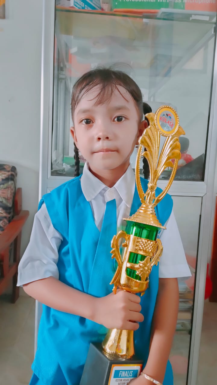 SUKA NASI GORENG: Arsyila Romeesa Farzana membawa piala finalis Festival Kolase 2023. (IST/RDR.LMG)