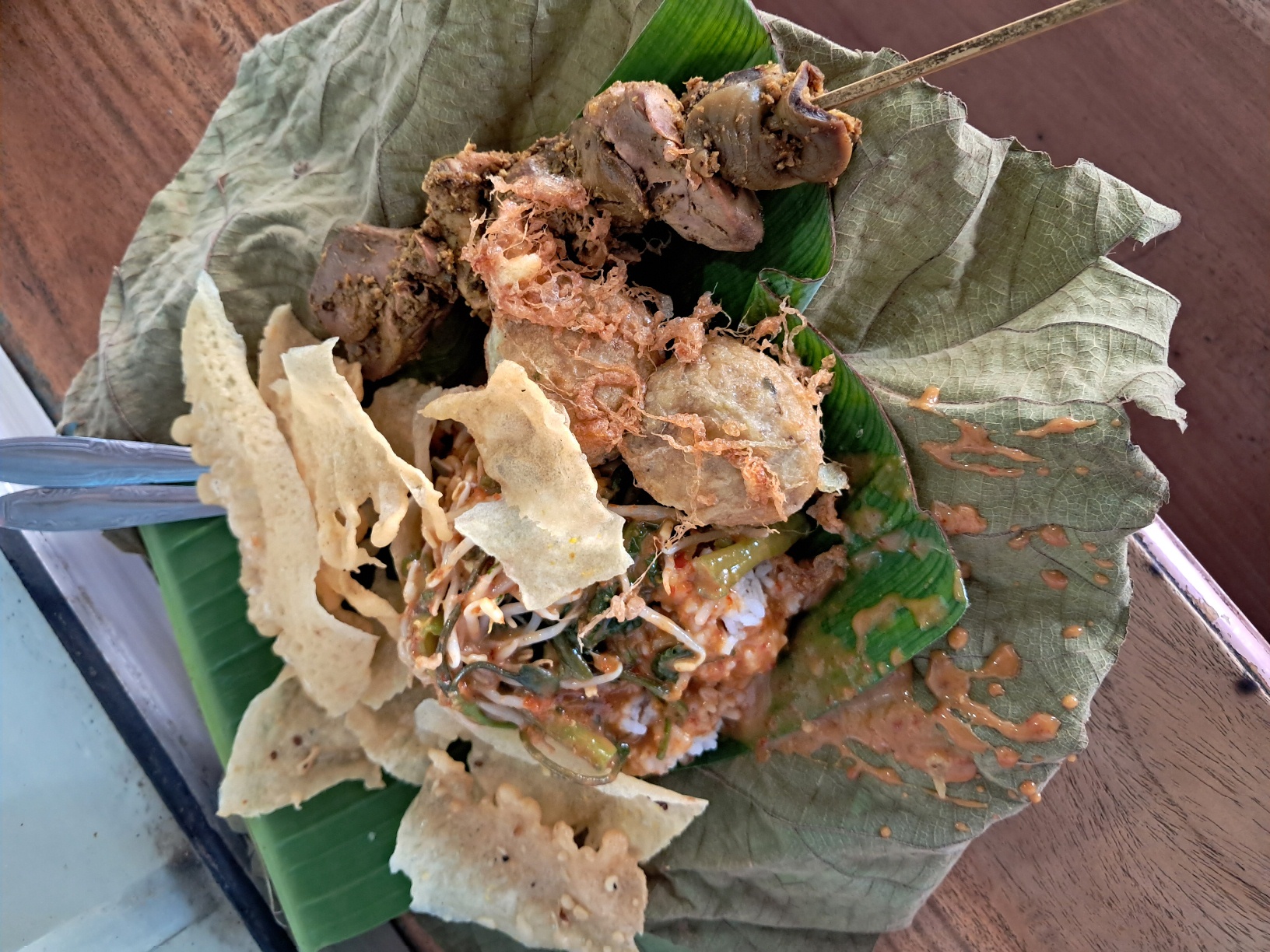GUNAKAN DAUN JATI: Pecel yang dihidangkan dengan pembungkus daun pisang dan dilapisi daun jati. (GAMAL A/RDR.LMG)