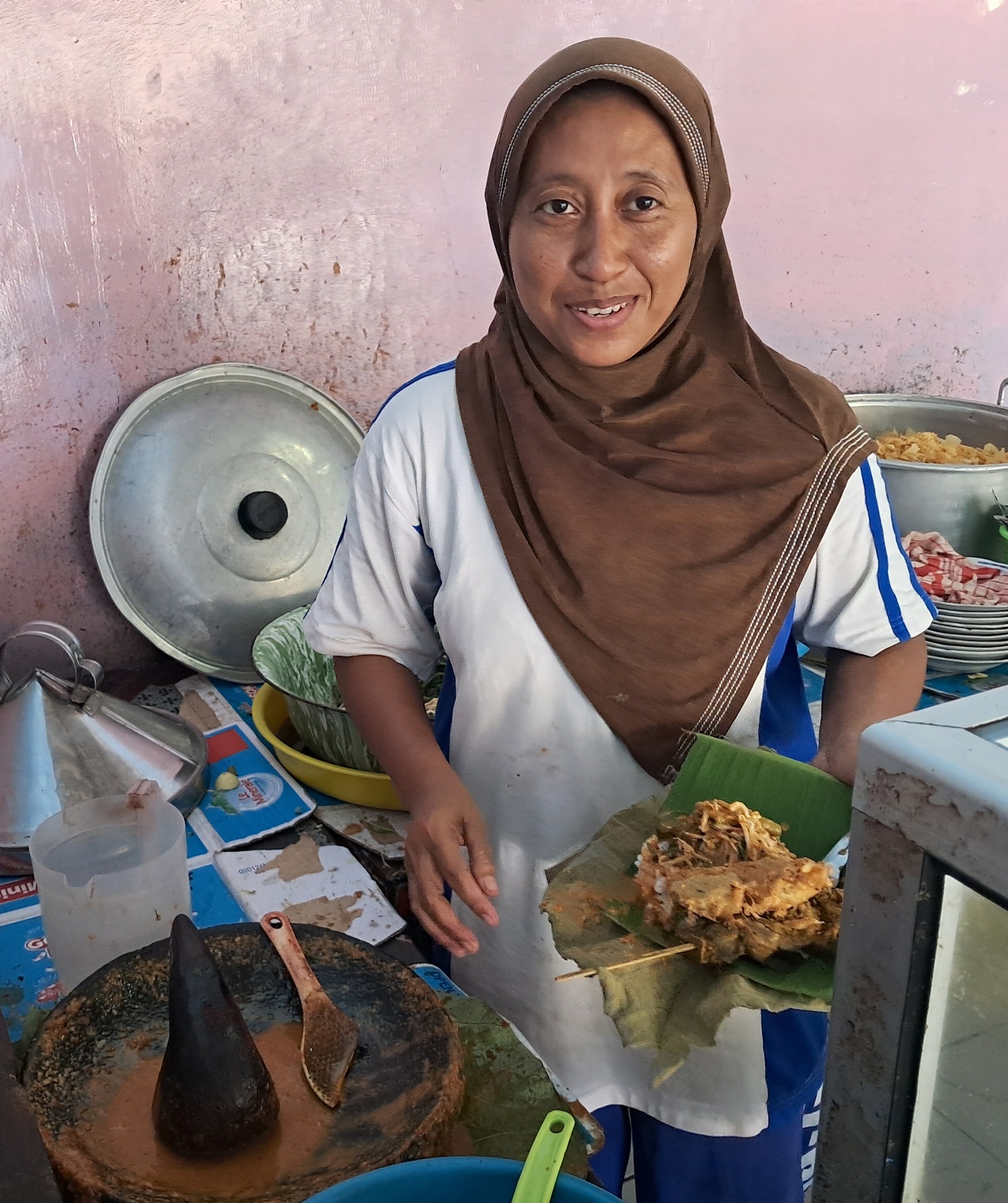 WARISAN ORANG TUA: Dwi Maria dan cobek yang digunakan menghaluskan bumbu pecel.  (GAMAL A/RDR.LMG)