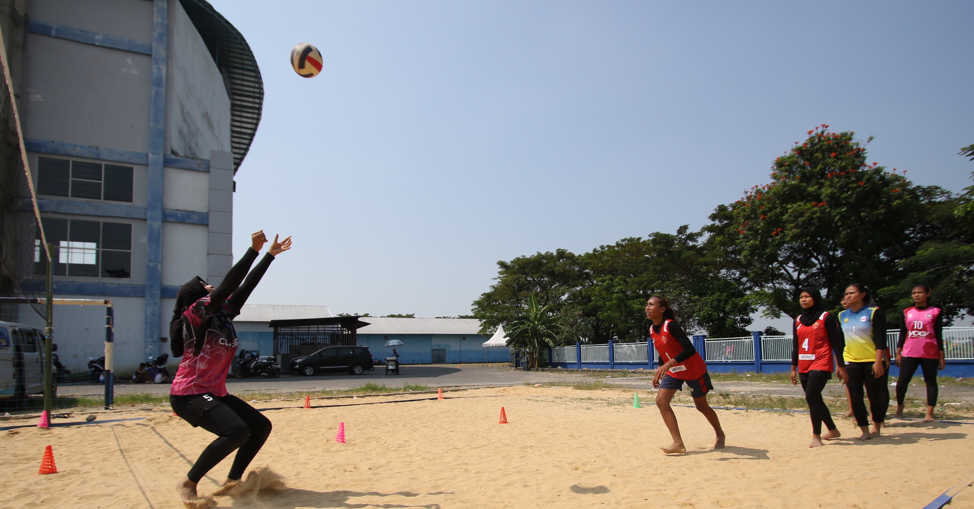 REGENERASI JALAN: Atlet bola voli pantai yang berlatih di lapangan berpasir.  (ANJAR DWI PRADIPTA/RDR.LMG )