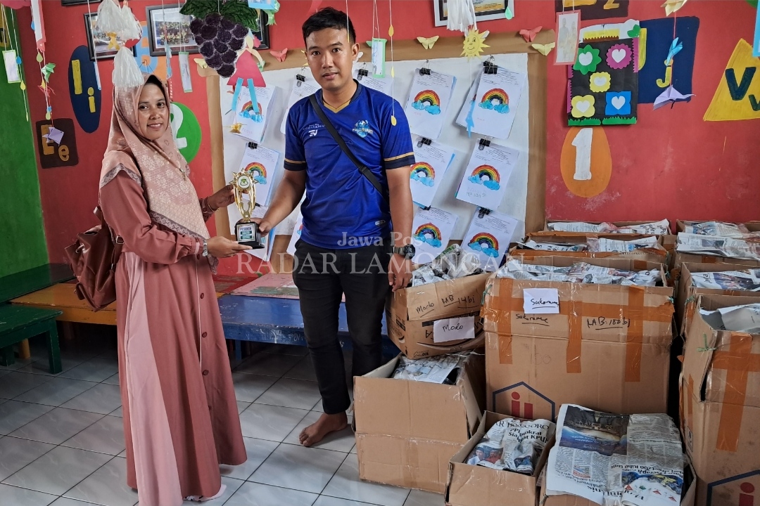 ANTUSIAS: Panitia menyerahkan piala apresiasi peserta Festival Kolase Mamamia 2024. (Gamal. / rdrlmg)