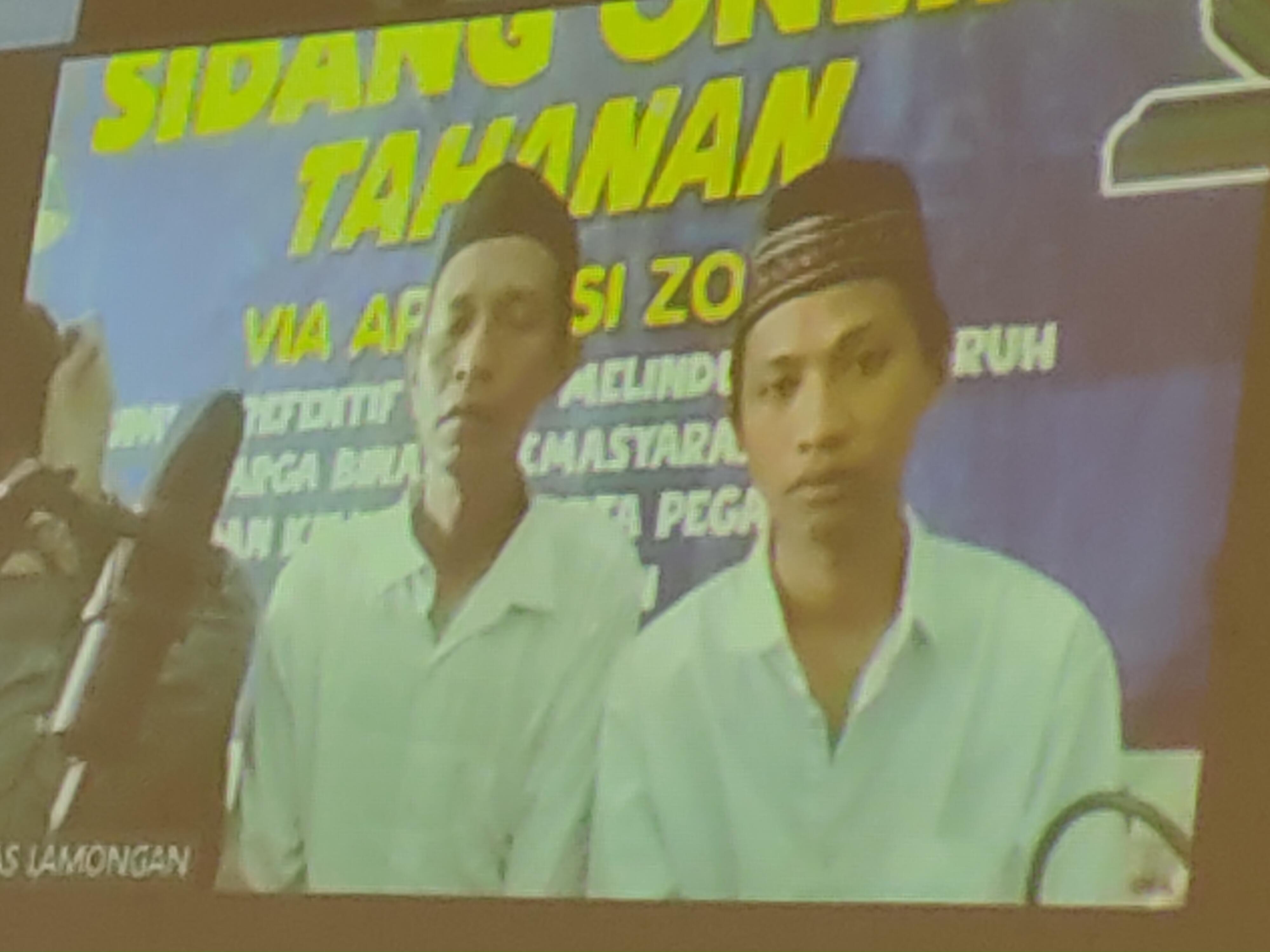 JALANI HUKUMAN: Dua pengedar sabu asal Kecamatan Simokerto, Kecamatan Surabaya yakni Achmad Hasyim, 25, dan Edy, 41, menjalani sidang di PN Lamongan. (Ist. / rdrlmg)