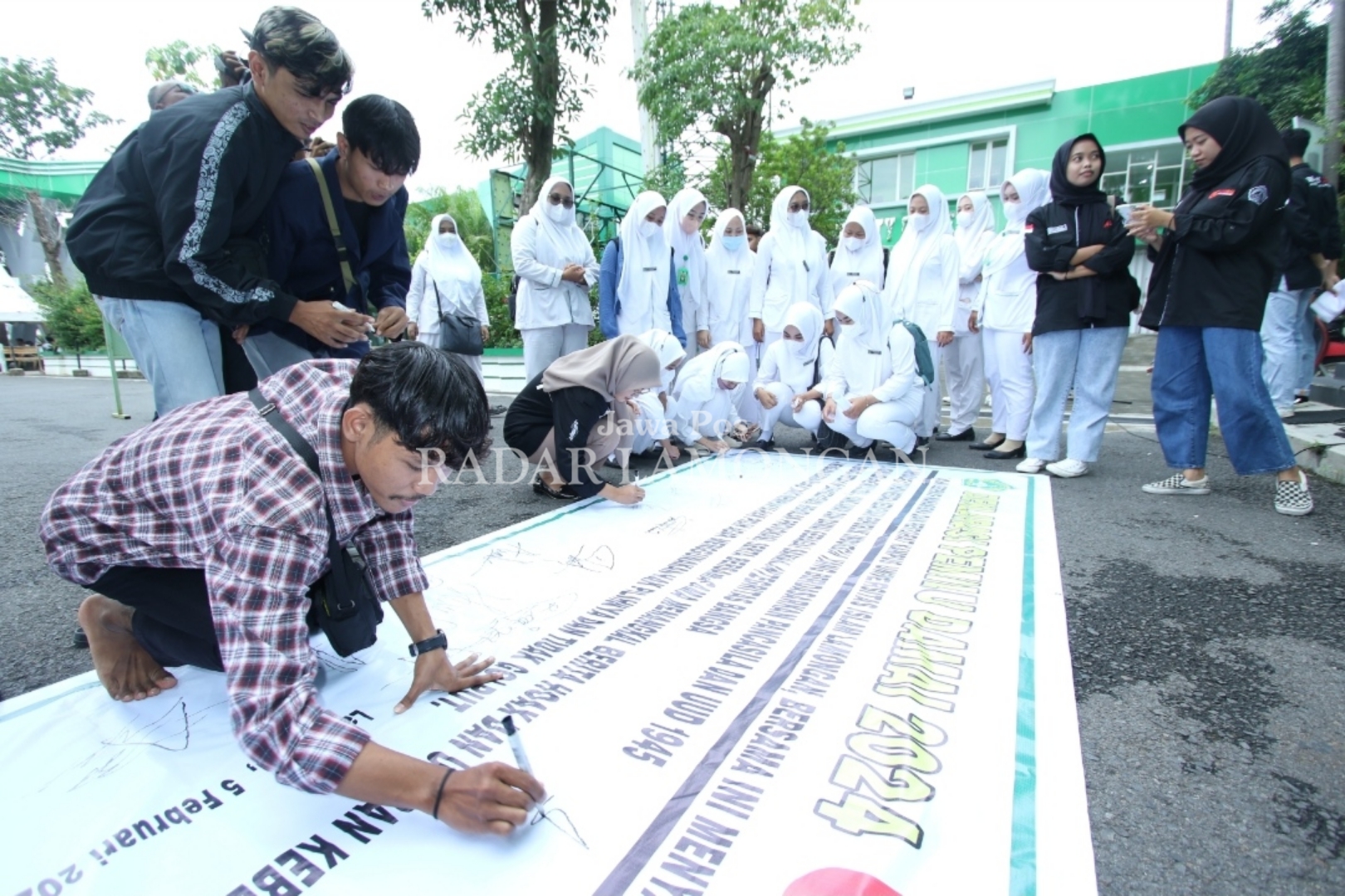 KONDUSIF: Mahasiswa Unisla menandatangani deklarasi Pemilu damai di halaman kampus Unisla, kemarin (5/2). (Anjar. / rdrlmg)