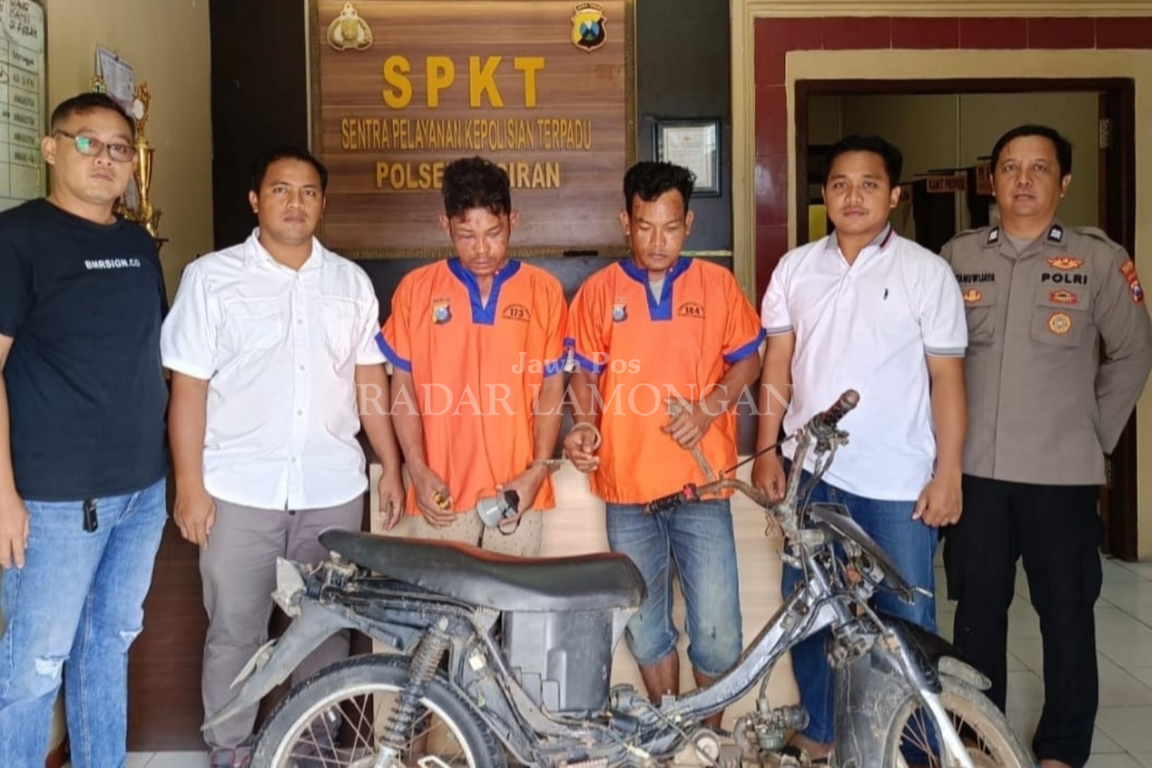 BABAK BELUR : Dua Spesial Pencuri Dinamo (seragam oranye) diamankan di Polsek Paciran, Lamongan