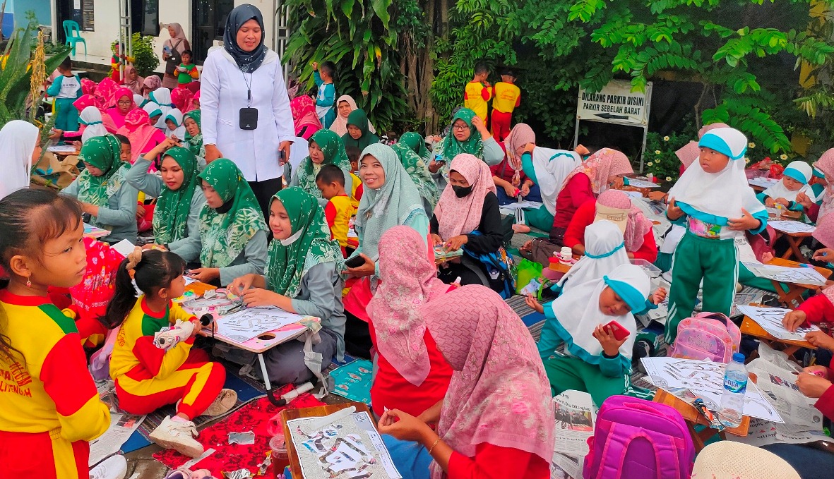 DEKATKAN HUBUNGAN: Anak dan ibu di Kecamatan Kalitengah yang mengikuti festival kolase mamamia 2024. (ASIP A/RDR.LMG)