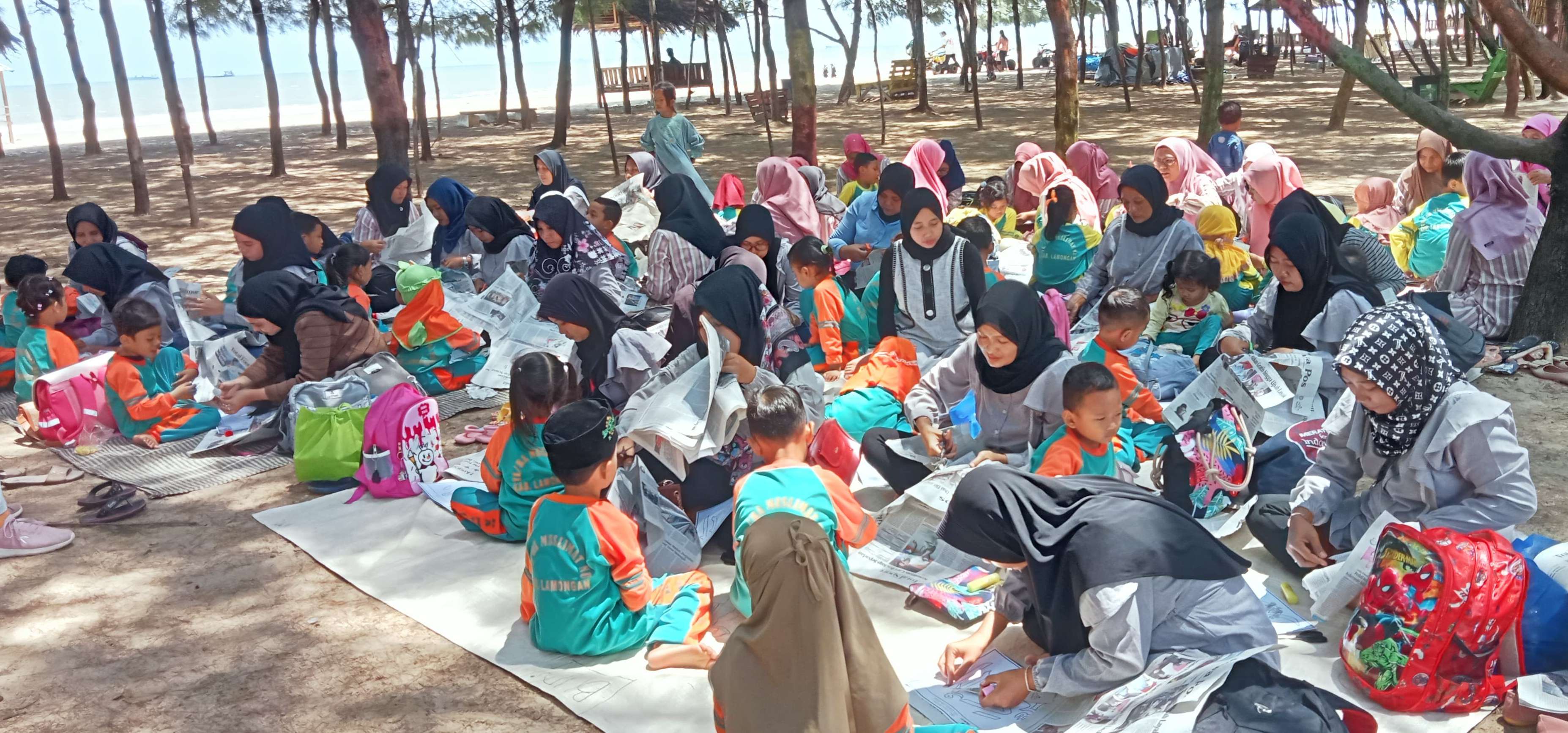 OUTDOOR: Anak dan ibu di Kecamatan Sugio mengerjakan festival kolase mamamia 2024 di luar gedung TK. (IST/RDR.LMG)