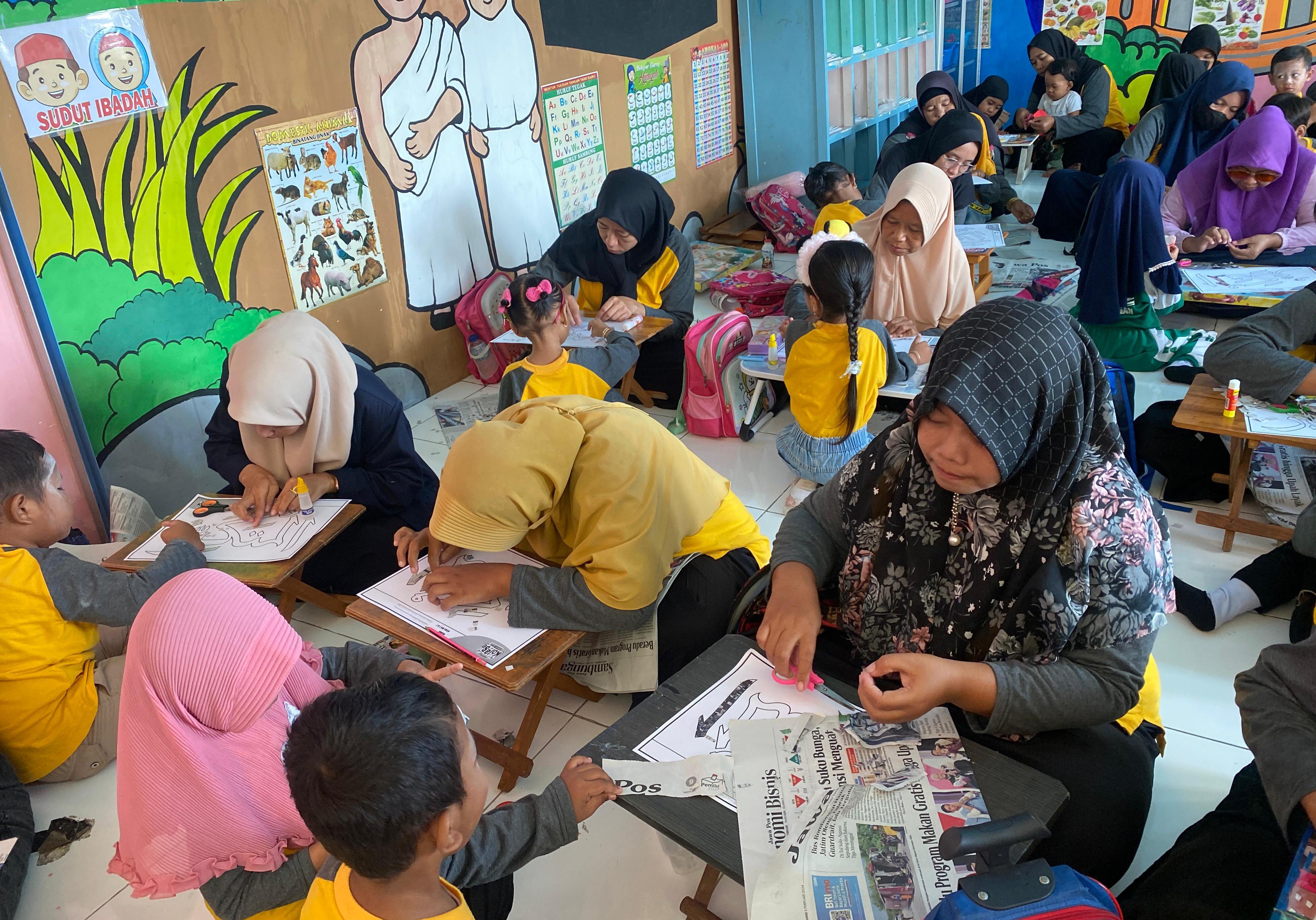 SALING MEMBANTU: Anak dan ibu peserta festival kolase mamamia 2024 di Kecamatan Tikung. (IST/RDR.LMG)