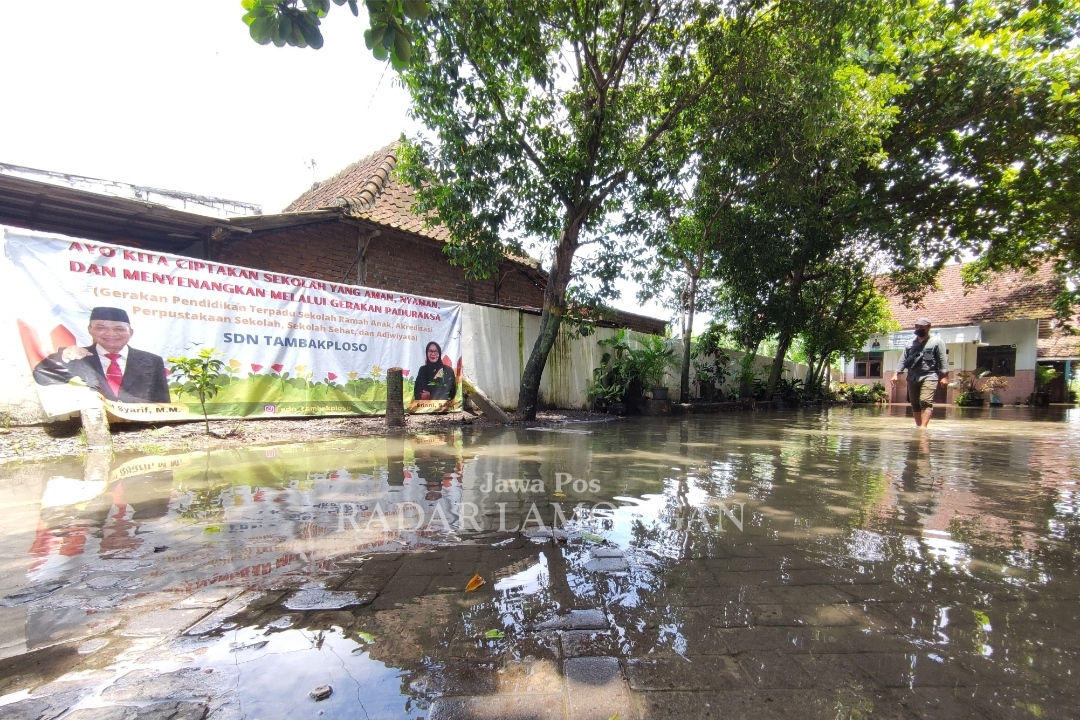 TERGENANG : Halaman Sekolah SDN Tembakploso Kecamatan Turi, Lamongan terdampak banjir akibat jebolnya tanggul Kali Plalangan (Anjar. / rdrlmg)