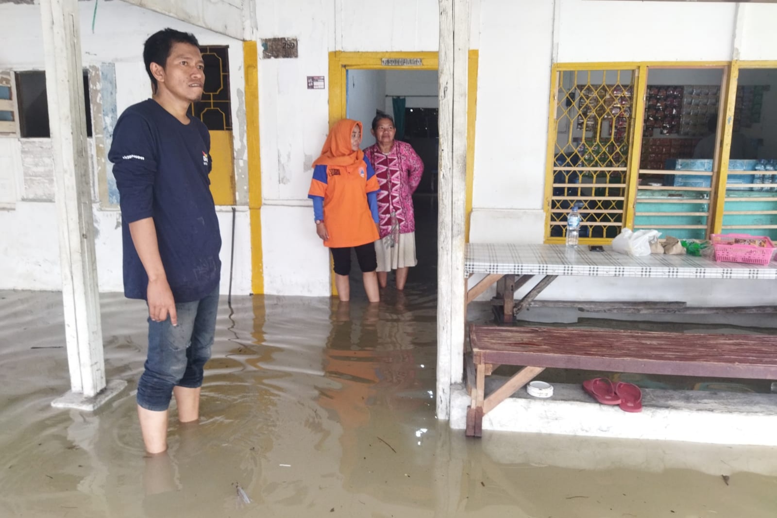 TERENDAM : Beberapa rumah di bantaran Sungai Bengawan Solo terendam banjir (BPBD Lamongan for Jawa Pos Radar Lamongan)