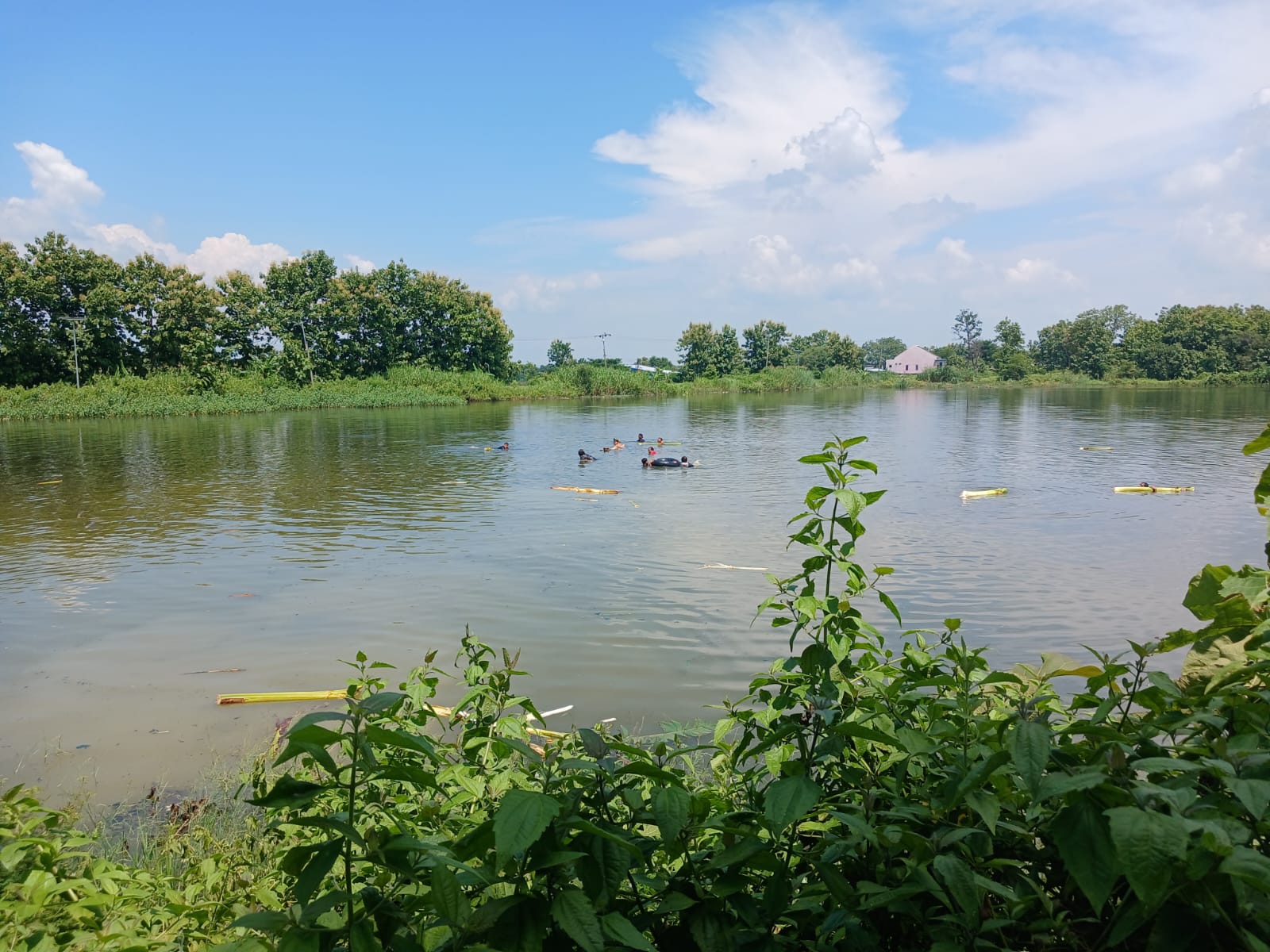 LAKUKAN PENCARIAN: Warga yang berenang di waduk untuk mencari tubuh korban tenggelam. (IST/RDR.LMG)