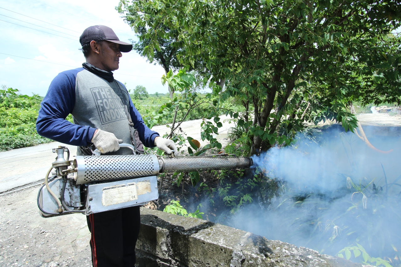 ANTISIPASI DEMAM BERDARAH: Fogging untuk membunuh jentik nyamuk aides aegepty. (ANJAR DWI PRADIPTA/RDR.LMG)
