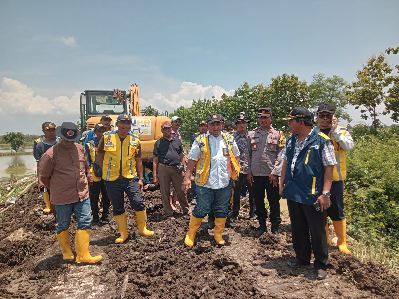 RENCANA DIPERBAIKI: Kepala BBWS Bengawan Solo, Maryadi Utama saat meninjau titik tanggul jebol di Kali Plalangan yang berada di Desa Tambakploso, Kecamatan Turi. (Istimewa)