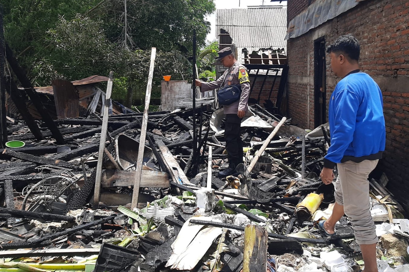 HANGUS : Diduga Konsleting Listrik, Dapur dan Kandang Sapi milik warga Desa Nguwok, Kecamatan Modo, Lamongan ludes terbakar (istimewa)