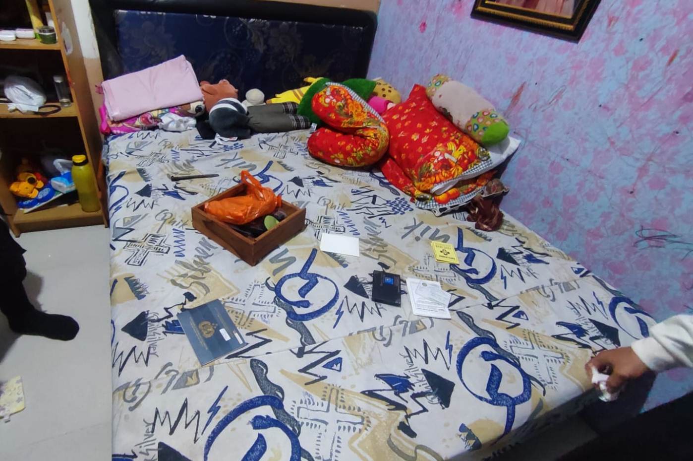 LAPTOP &ndash; PERHIASAN YANG DICURI: Tempat tidur di kamar korban yang dijadikan pencuri untuk membongkar kotak isi lemari dan surat &ndash; surat. (IST/RDR.LMG)