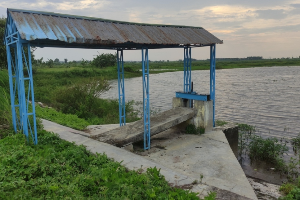 CADANGAN AIR: Dinas PU SDA Lamongan intens memantau debit air di seluruh waduk, embung, dan rawa di Lamongan. (Anjar. / rdrlmg)