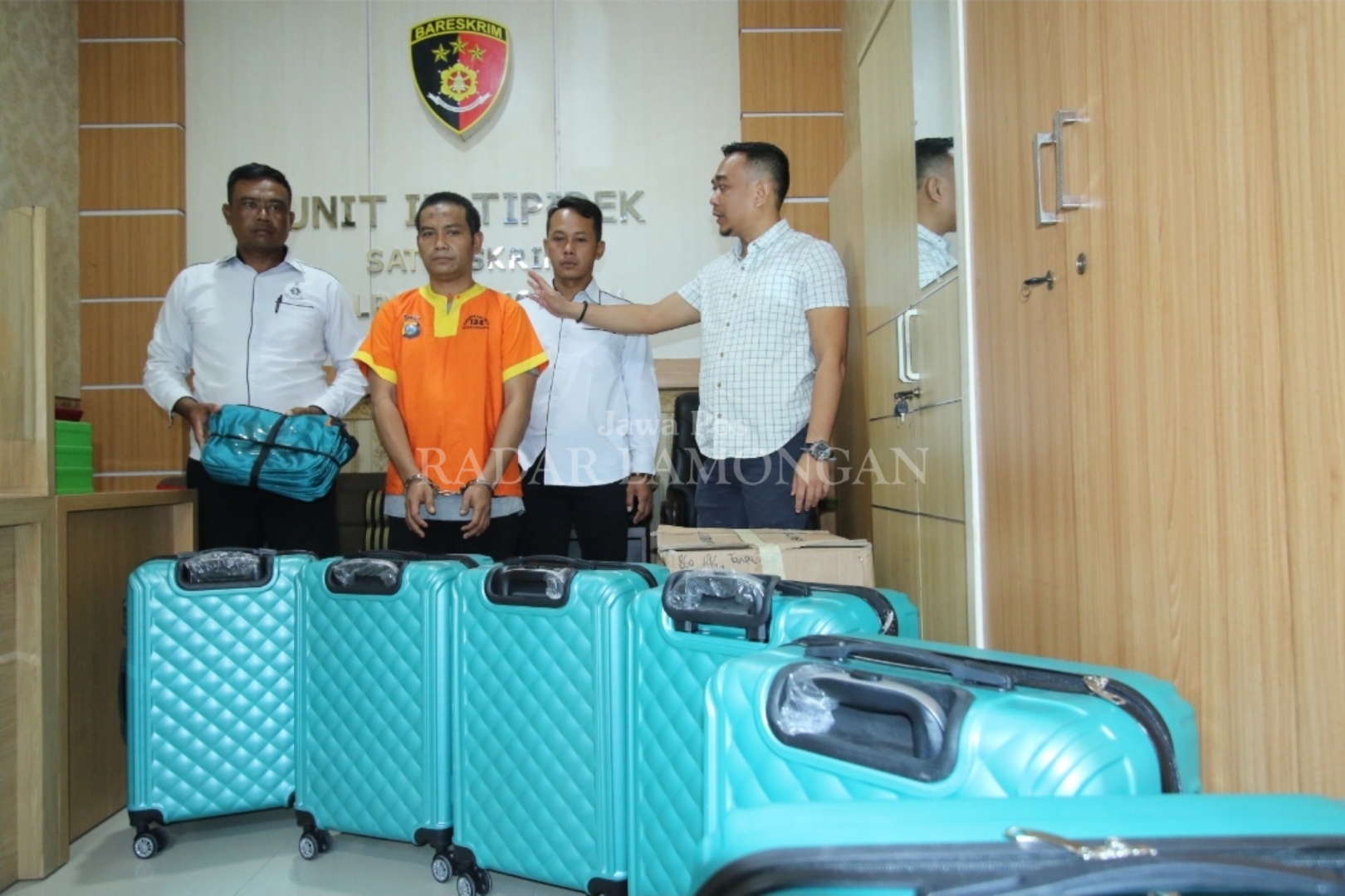 HASIL CURIAN : Beberapa koper dan tas umroh hasil curian Junaidi Halid diamankan petugas Polres Lamongan (Anjar. / rdrlmg)