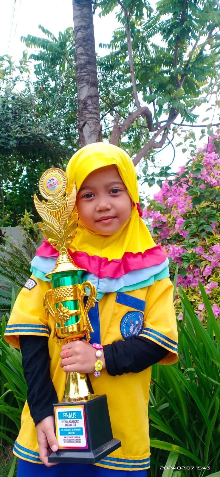 SUKA BERMAIN DENGAN KUCING: Abelia Khayla Azzahra membawa piala Festival Kolase 2023. (IST/RDR.LMG)