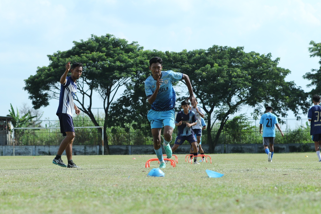LAPANGAN ALTERNATIF: Lapangan Choirul Huda Lamongan yang dijadikan tempat berlatih pemain PFA. (ANJAR DWI PRADIPTA/RDR.LMG)