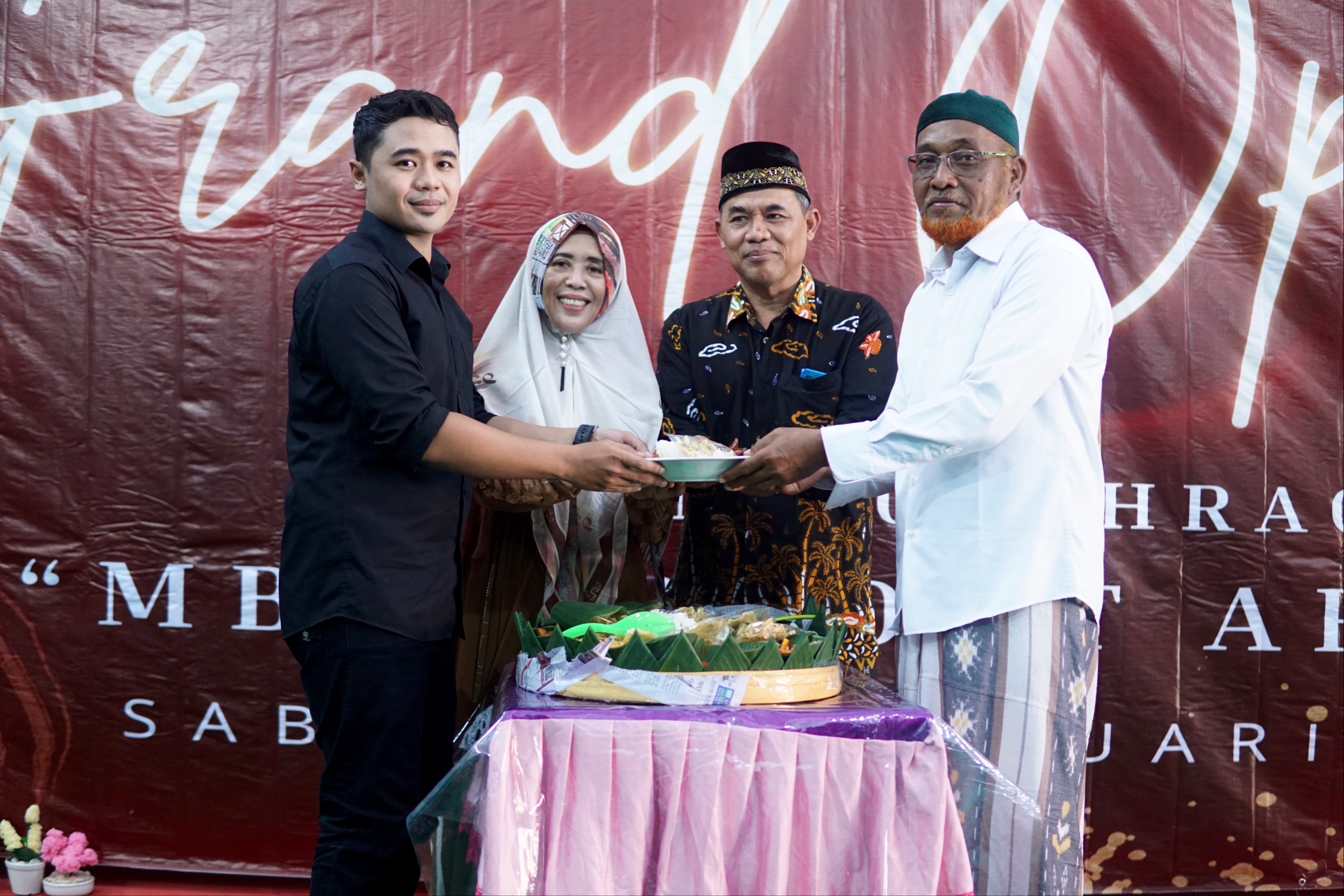SIMBOLIS : Penyerahan potongan tumpeng oleh tokoh masyarakat setempat kepada owner MBRD Sport Arena Muhammad Bayu Rohmatulloh. (MBRD FOR RADAR LAMONGAN)