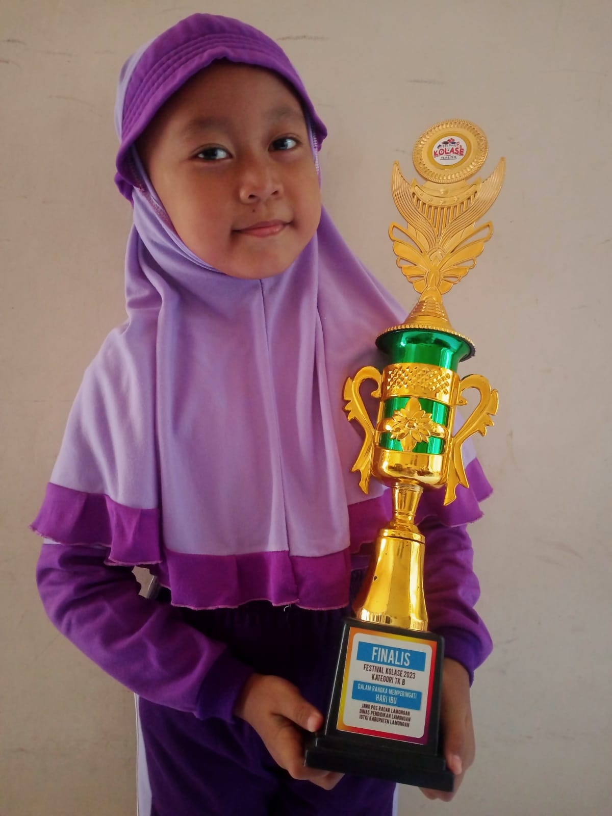 BERI NAMA SETIAP BONEKA: Earlyta Arsyfa Salsabila membawa piala Festival Kolase 2023. (IST/RDR.LMG)