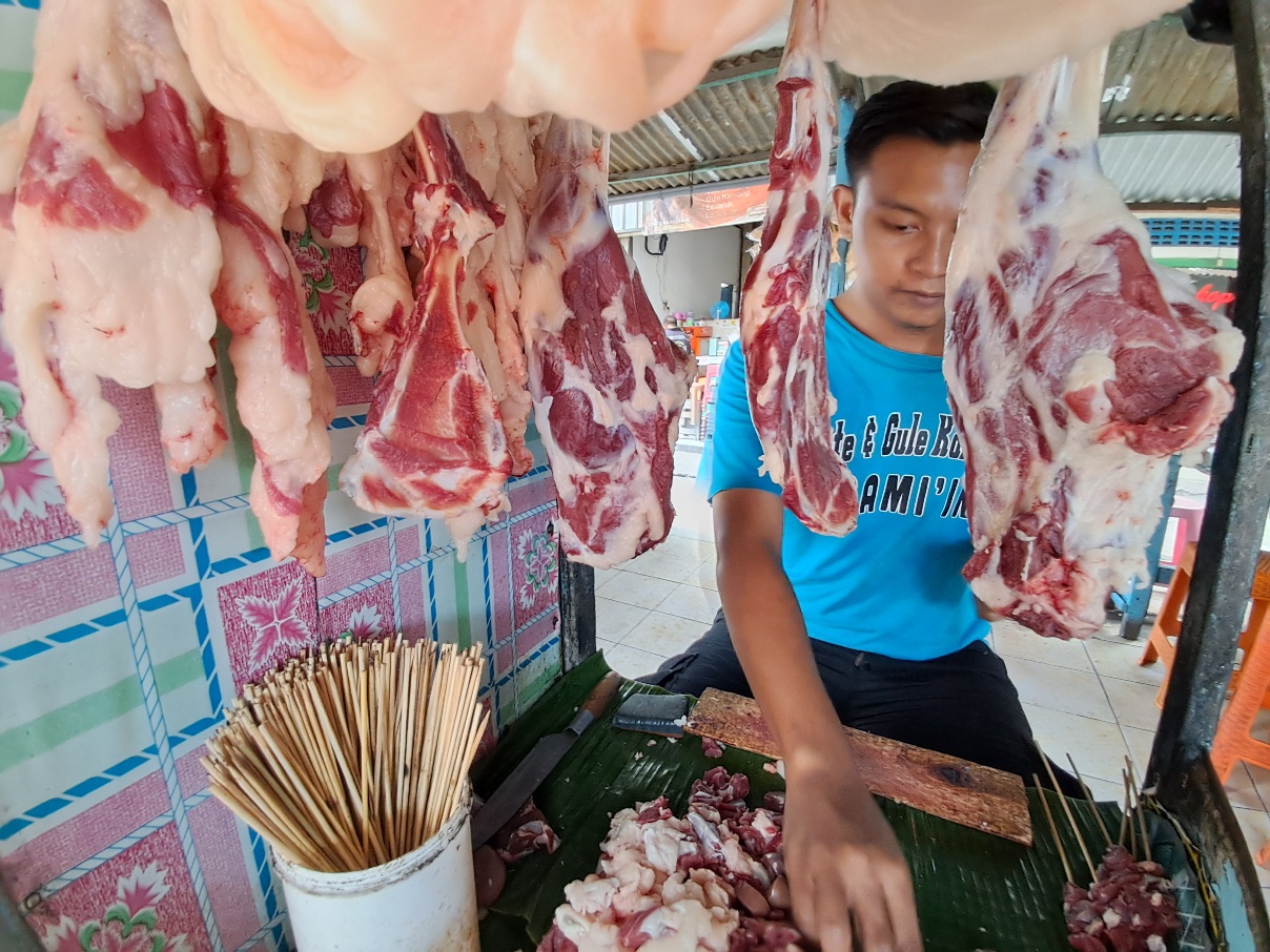 TIDAK DICUCI: Daging kambing yang digantung sebelum dipotong dan dibakar. (GAMAL A/RDR.LMG)