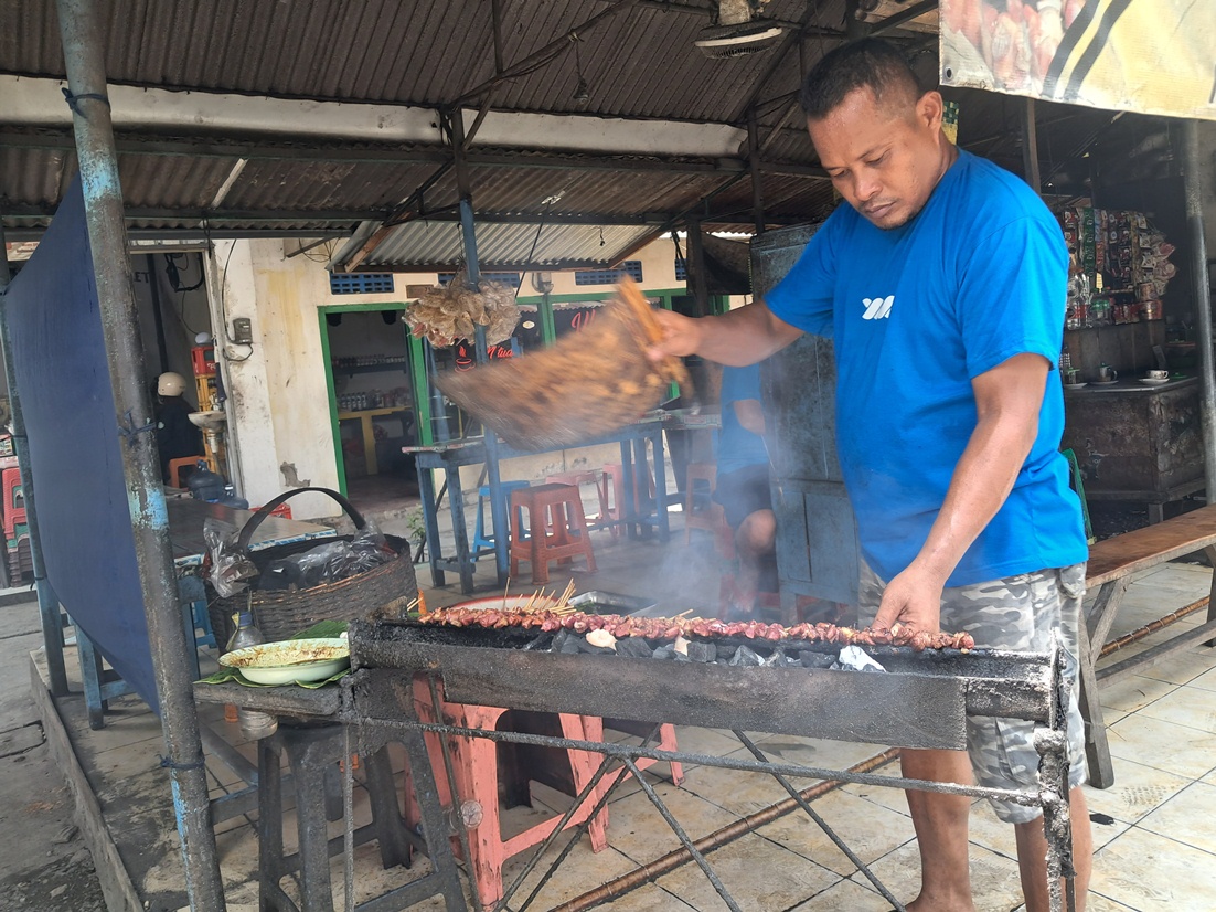 PERTAHANKAN CITRA RASA SATE YANG EMPUK: Pemilihan kambing dan cara membakar yang pas membuat kualitas rasa sate ini terjaga. (GAMAL A/RDR.LMG)