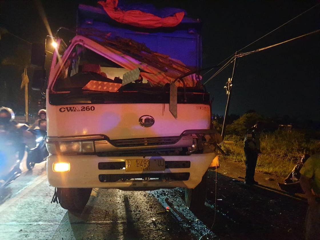 RUSAK: Kondisi truk yang terlibat kecelakaan di jalan nasional Gresik - Lamongan. (IST/RDR.LMG)
