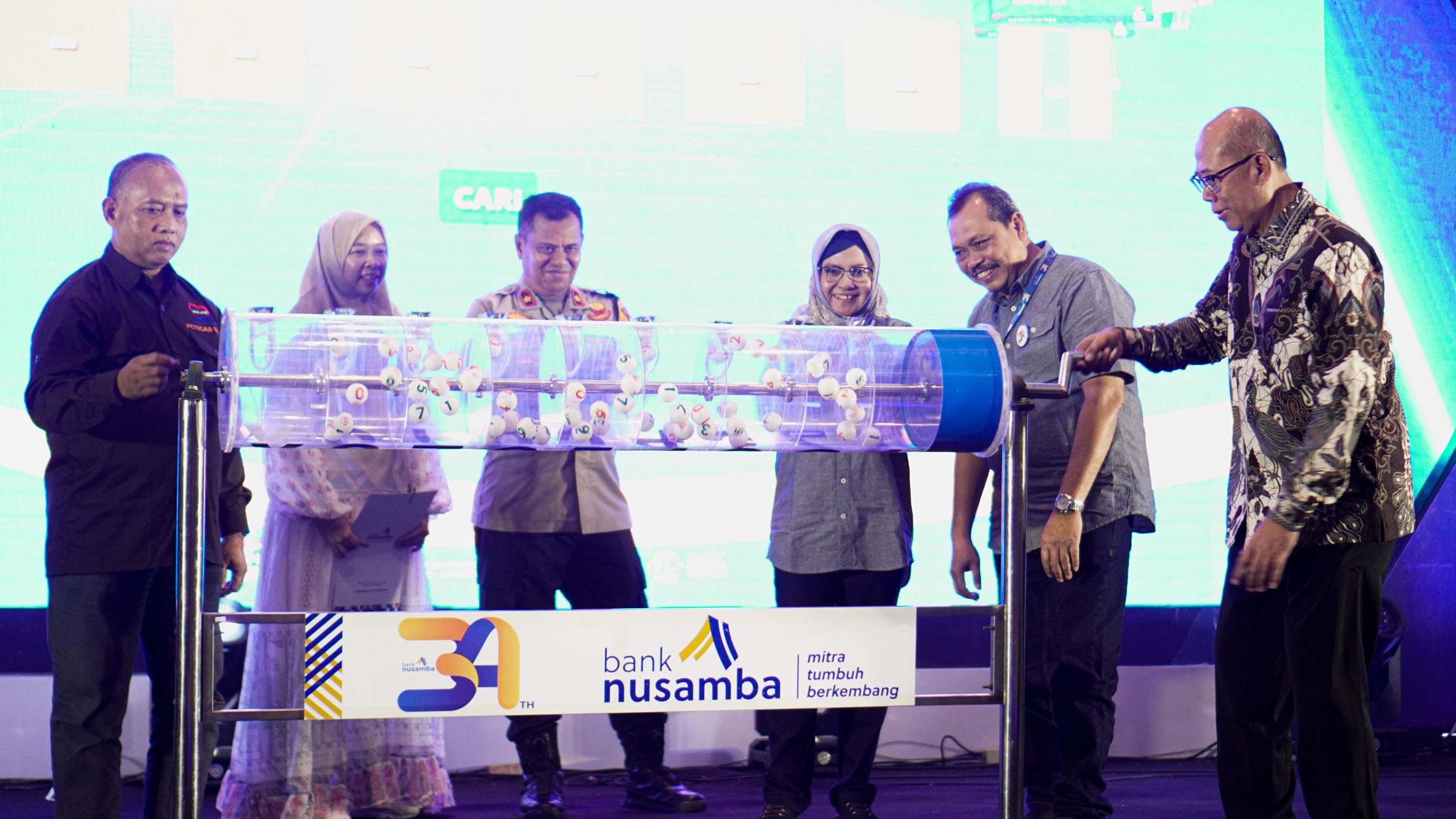 TRANSPARAN: Sukidhin Aji, SE,MM selaku Pemegang Saham PT. BPR Nusamba (baju batik) berkesempatan melakukan pengundian hadiah grand prize Gebyar Undian Tabungan Harmoni Plus Periode XVI.