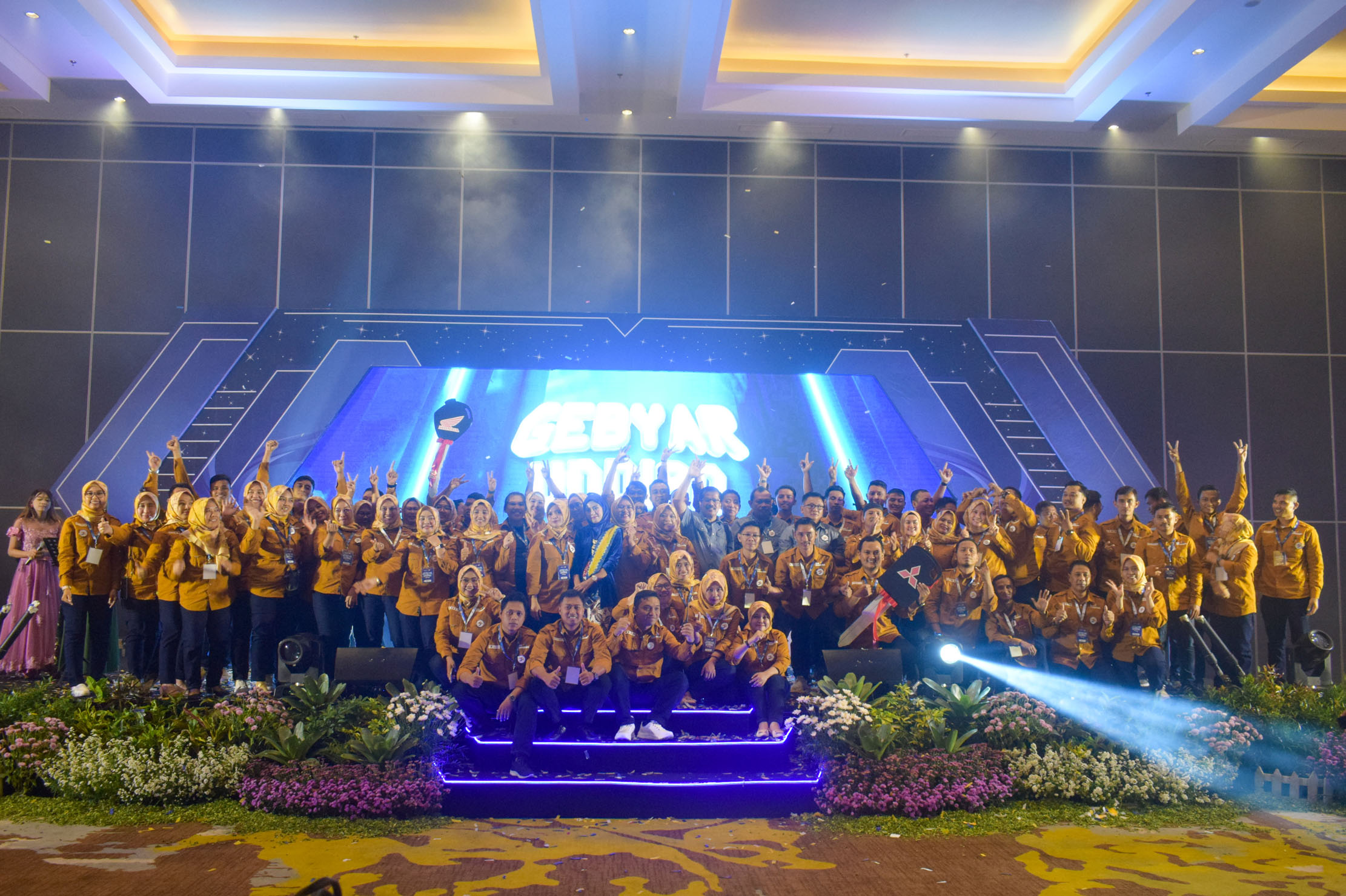 SOLID: Foto bersama karyawan Bank Nusamba usai kegiatan Gebyar Undian Tabungan Harmoni Plus ke-XVI Tahun 2023.