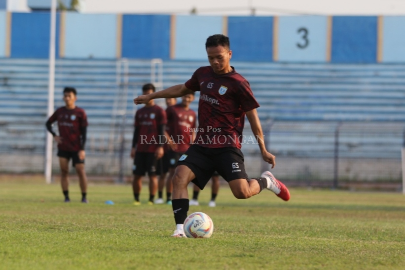 KONSISTEN: Dede Sapari menjadi salah satu pemain muda dengan kontribusi tinggi di Persela, karena selalu menjadi starter di setiap laga. (Anjar. / rdrlmg)