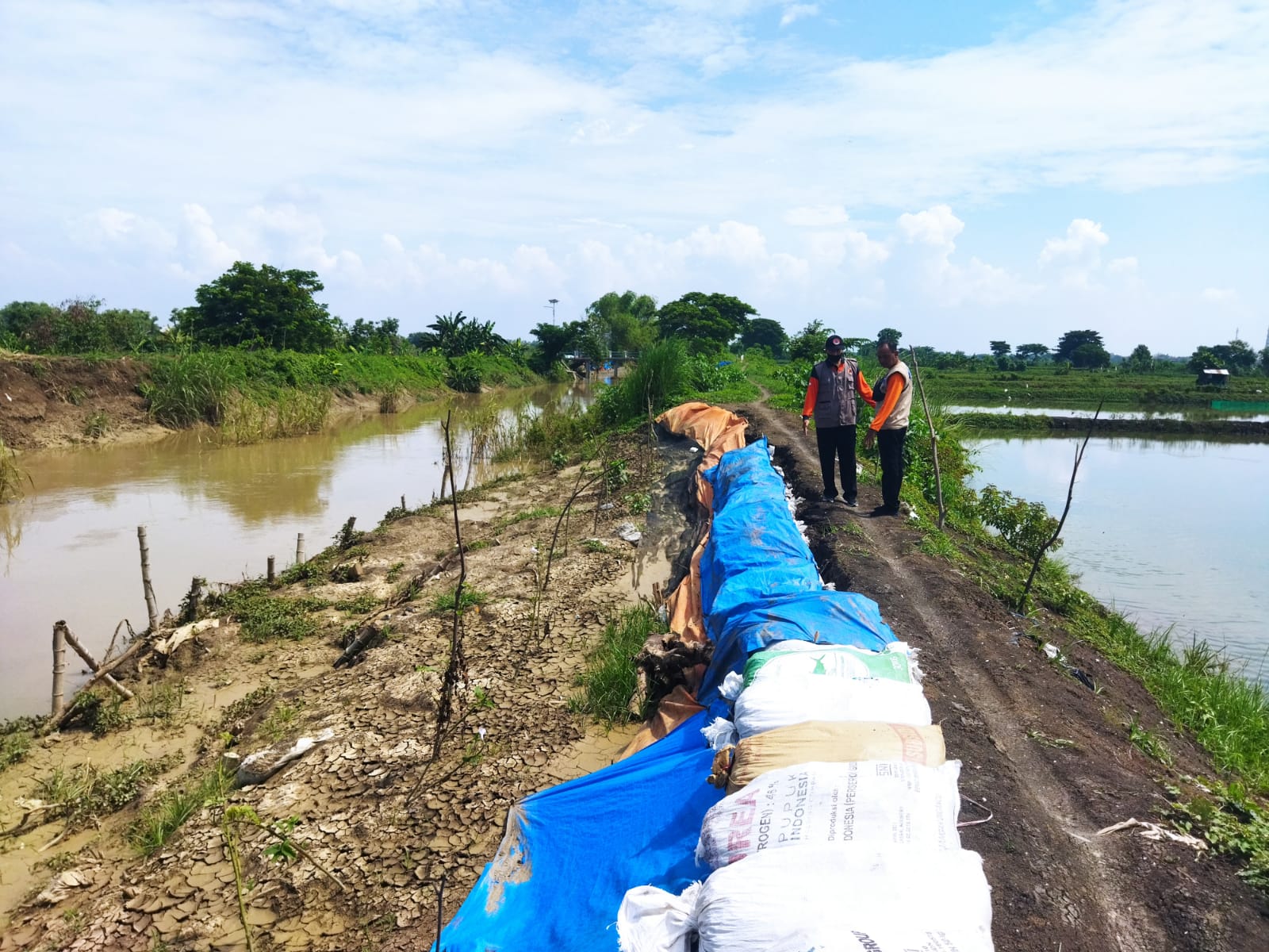 LONGSOR LAGI: Salah satu titik tanggul Sungai Plalangan yang longsor. (IST/RDR.LMG)