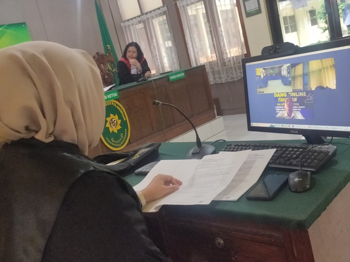 ONLINE: JPU melihat dan mendengarkan jalannya sidang dari layar monitor. (Ist/RDR.LMG)