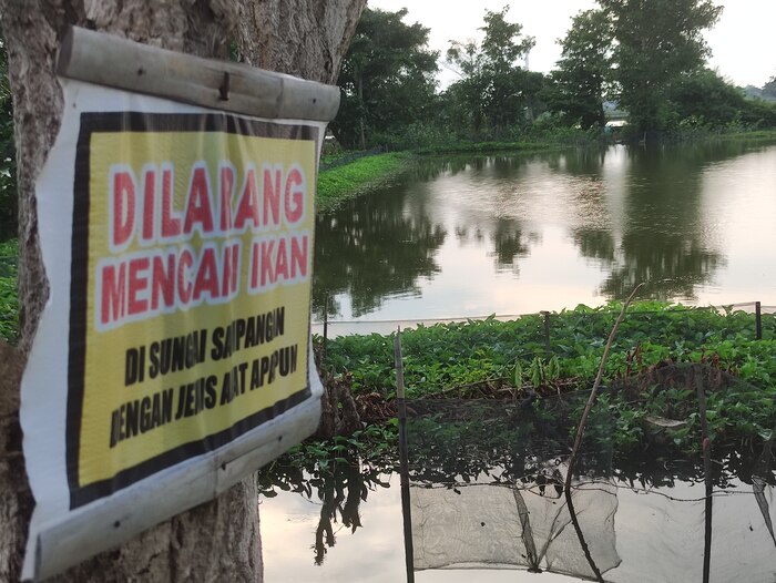 DILARANG CARI IKAN: Salah satu kali yang ada di Lamongan tidak untuk dijadikan tempat memancing. (ANJAR DWI PRADIPTA/RDR.LMG)