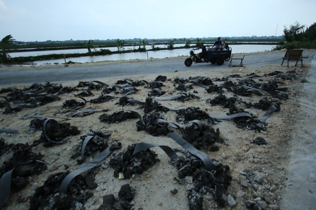 DIKEBUT: Sesi satu JLU antara Desa Plosowahyu &mdash; Kelurahan Sidokumpul, Kecamatan Lamongan dalam tahap pemadatan tanah. (Anjar. / rdrlmg)