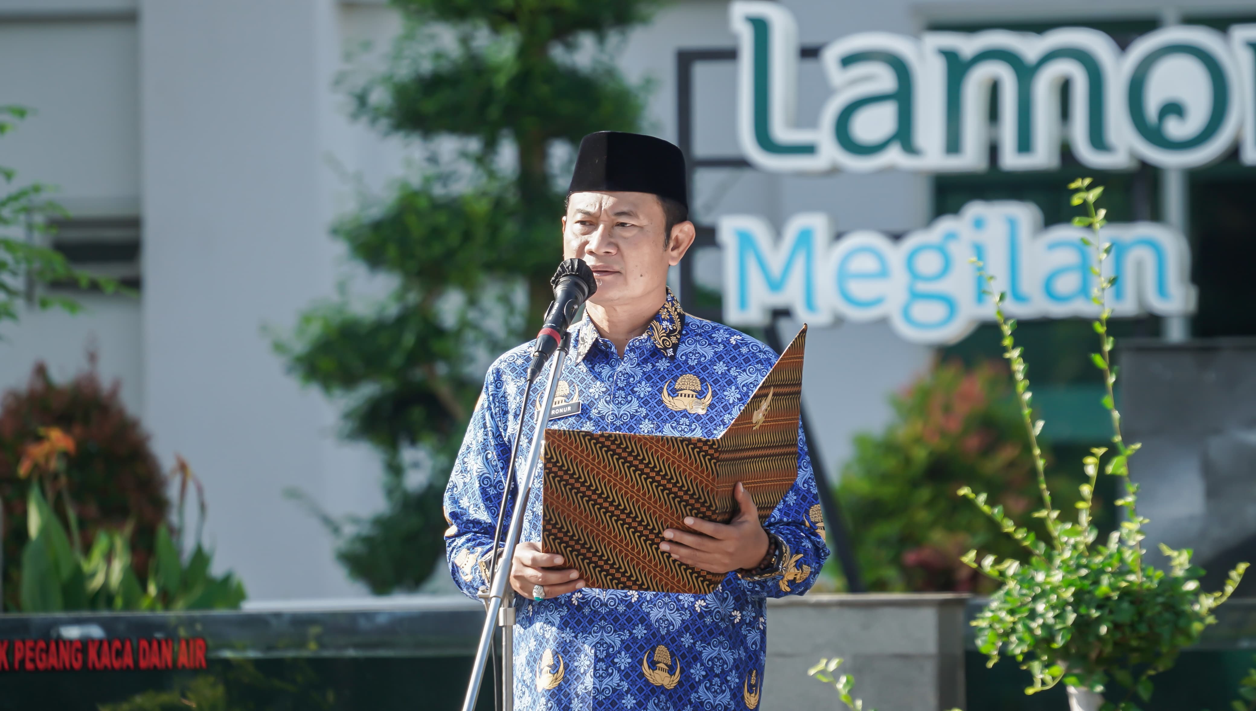 Bupati Yes Saat Pimpinan Apel di Halaman Gedung Pemda Lamongan (istimewa)