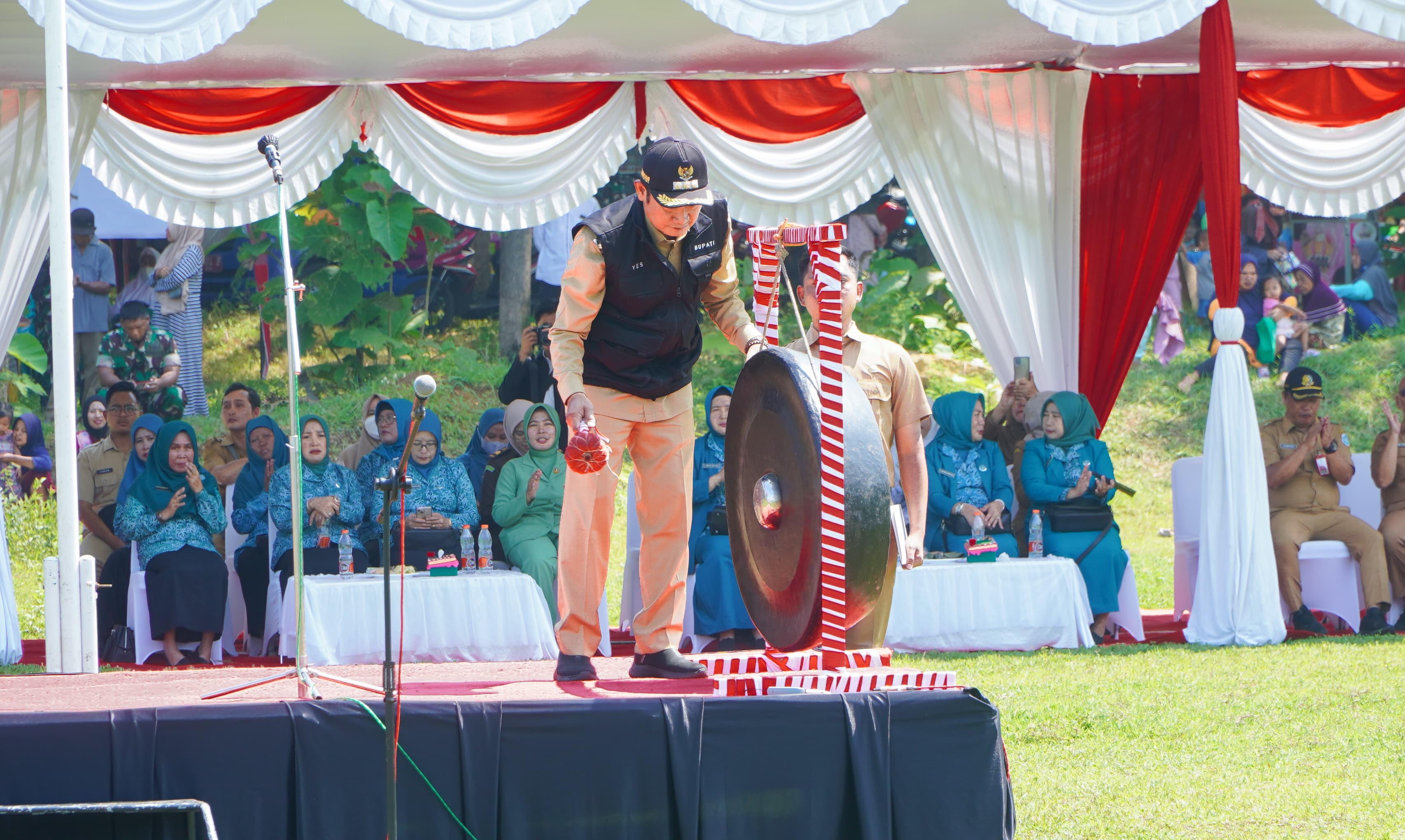 Bupati Yes simbolik memukul Gong menandai dimulainya TMMD di Desa Brengkok Kecamatan Brondong, Selasa (20/2) (istimewa)