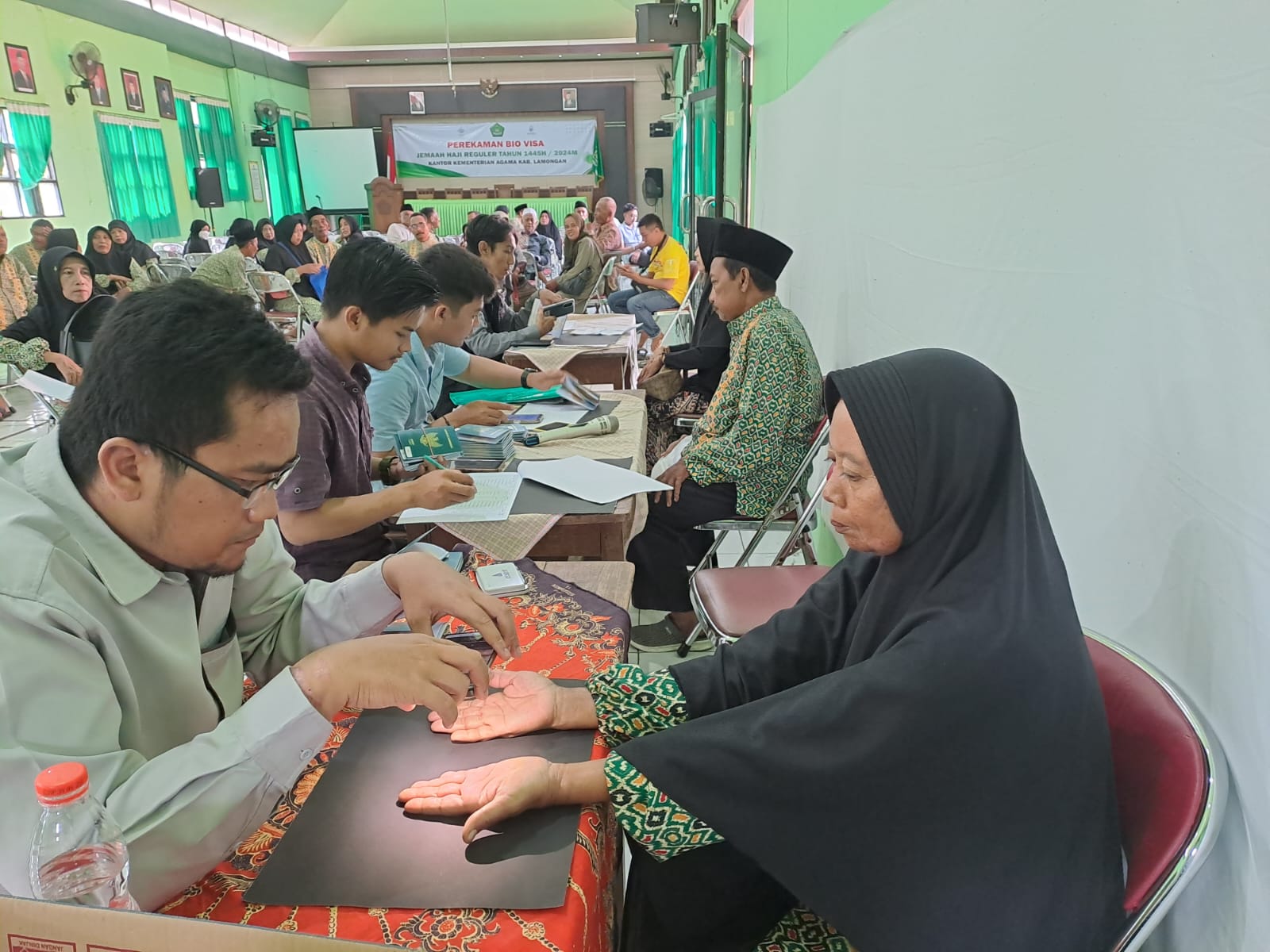 HARI PERTAMA: CJH asal Lamongan yang menjalani perekaman bio visa di Kemenag Lamongan. (IST/RDR.LMG)