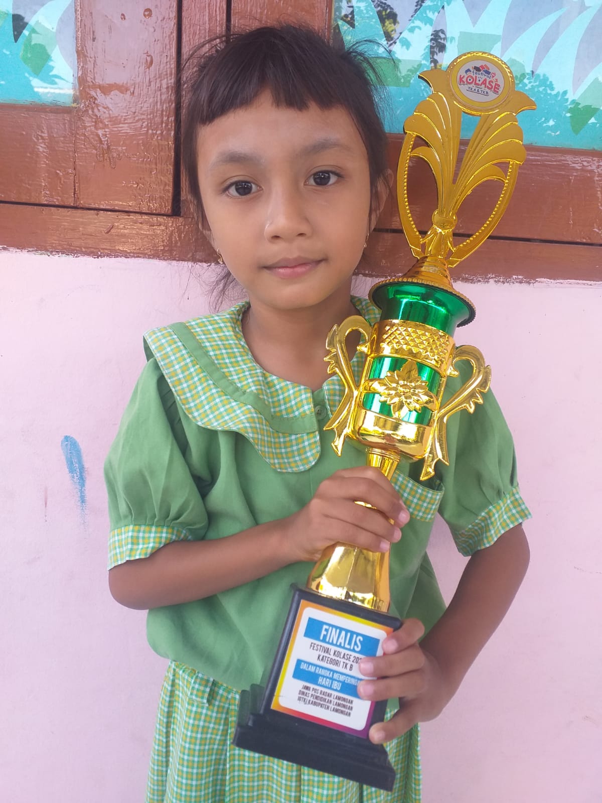 SUKA CERITA KANCIL: Athifa Assyfatu Haifa membawa piala finalis Festival Kolase 2023. (IST/RDR.LMG)